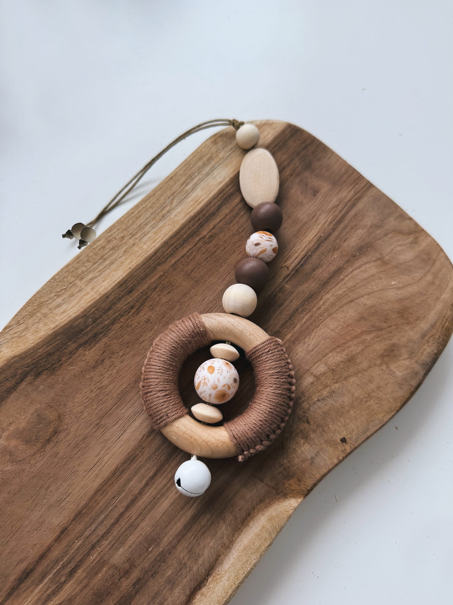 Anhänger für Spielbogen / Babyschale gehäkelt | Glocke | Feldblumen | braun | aus Holz und Silikon