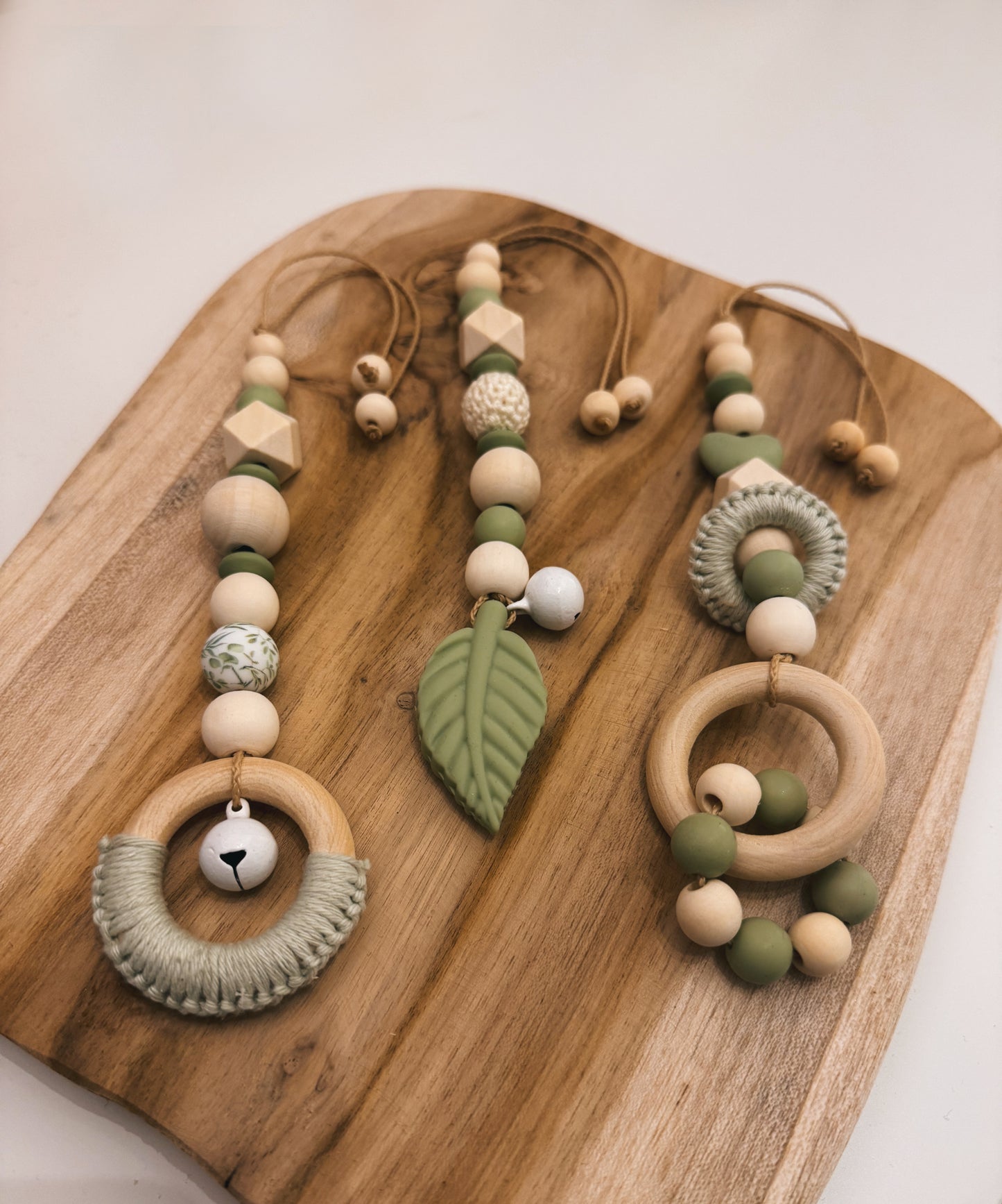 Anhänger für Spielbogen / Babyschale | Blatt | grün | mint | gehäkelt | aus Holz