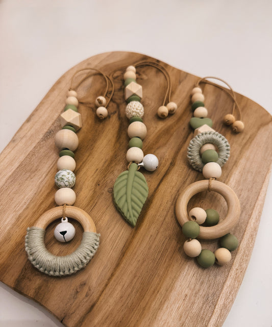 Anhänger für Spielbogen / Babyschale | Blatt | grün | mint | gehäkelt | aus Holz