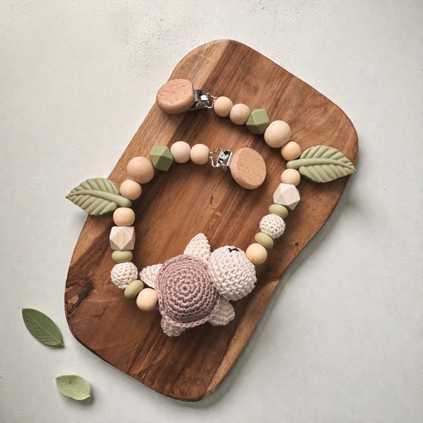 Schildkrötenglück - Kinderwagenkette, Greifring & Schnullerkette | Schildkröte | aus Holzperlen | gehäkelt | Lindgrün | Blätter | mit Namen personalisierbar