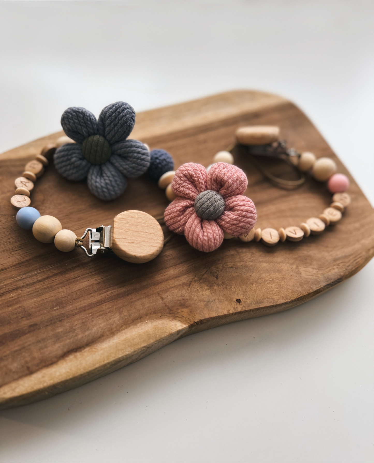 Schnullerkette aus Holz mit Stoffblume | Blume | rosa, gelb oder blaugrau