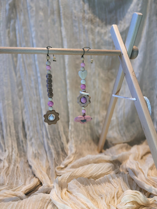 Anhänger für Spielbogen / Babyschale | Blume aus Stoff | Herz | rosa | aus Holz - personalisierbar