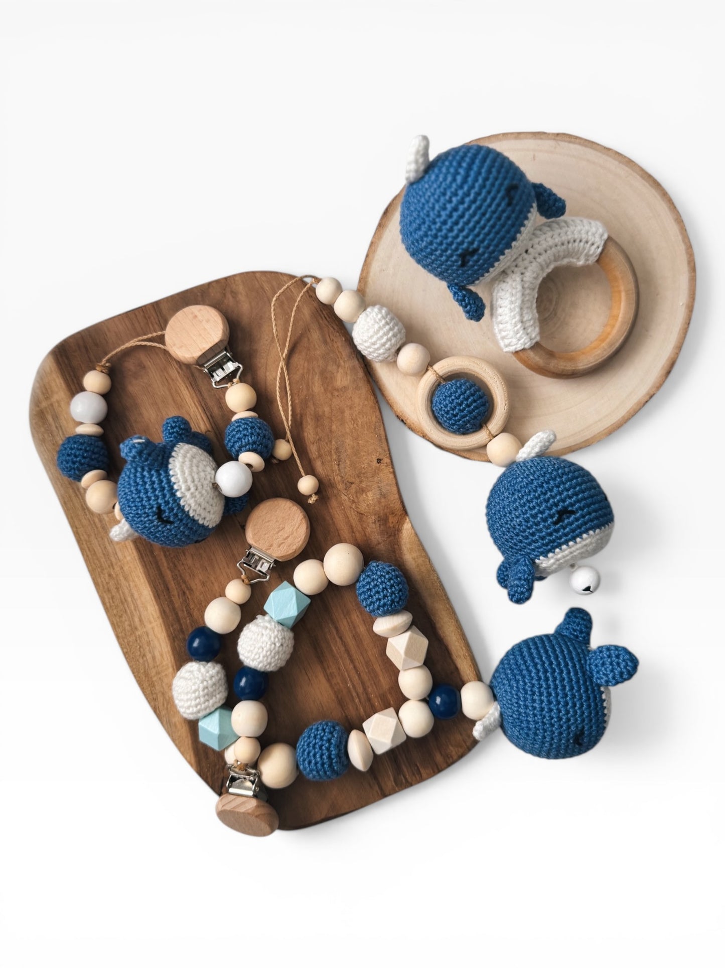 Geschenkset Wal Schnullerkette Kinderwagenkette Rassel Anhänger Spielbogen Babyschale Geschenk zur Geburt oder Taufe Mädchen Junge Baby 