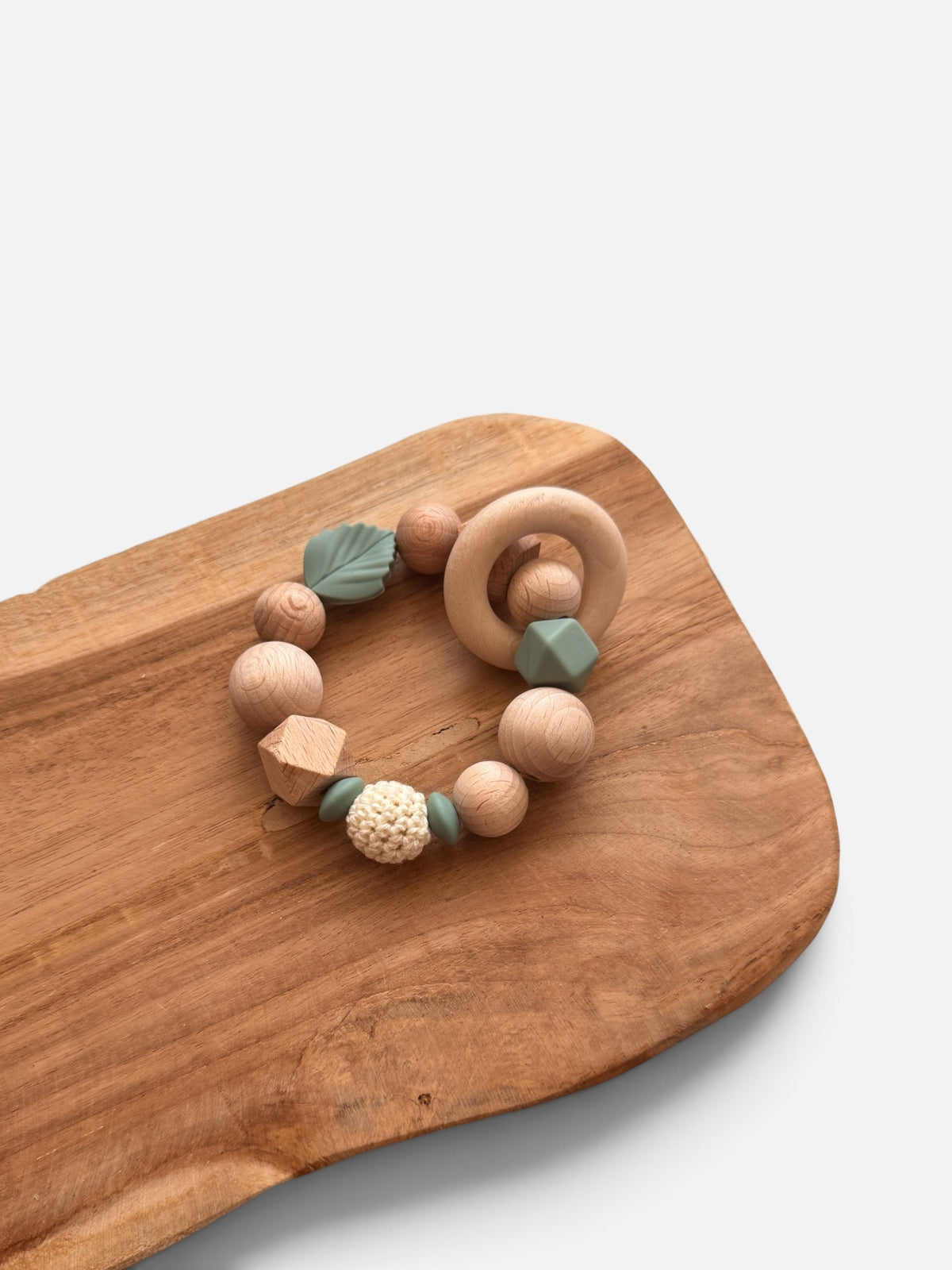 Schildkrötenglück - Kinderwagenkette, Greifring & Schnullerkette | Schildkröte | aus Holzperlen | gehäkelt | Salbei | Blätter | mit Namen personalisierbar