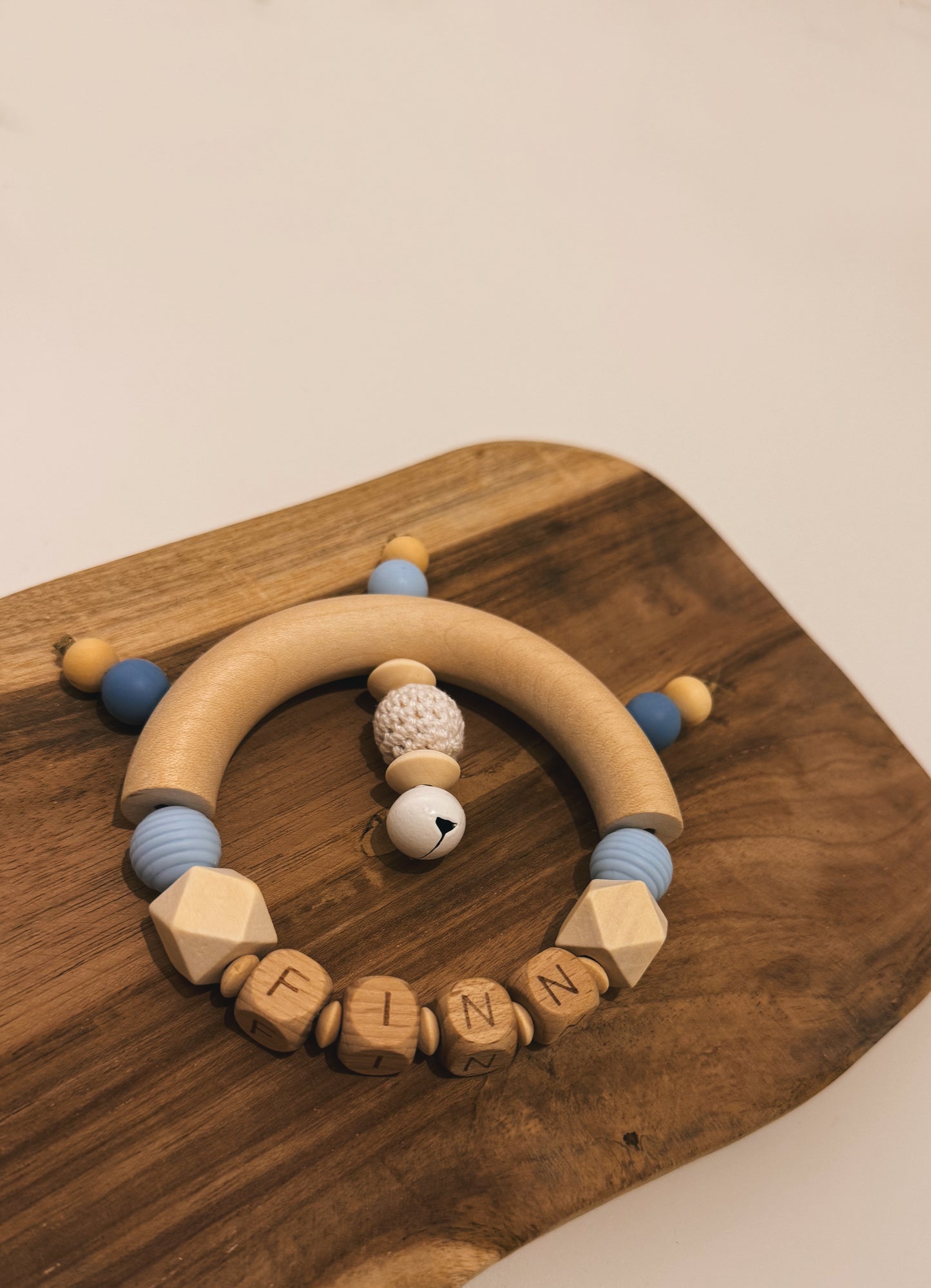 Greifring | Rassel mit Namen personalisierbar | Blau - handgemacht aus Holz- und Silikonperlen
