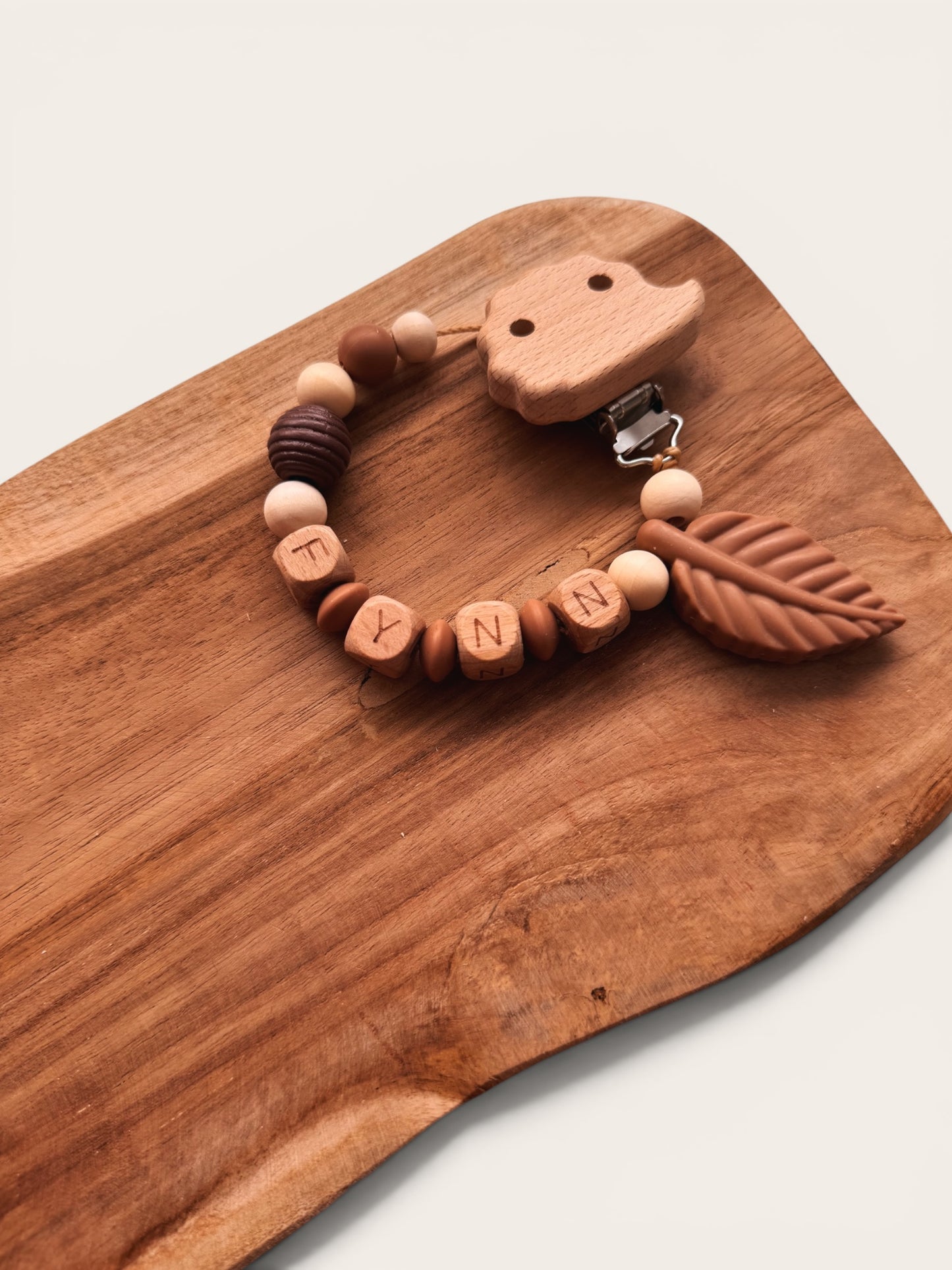 Waldzauber - Kinderwagenkette, Greifring & Schnullerkette mit Namen personalisierbar | aus Holzperlen | Igel | braun