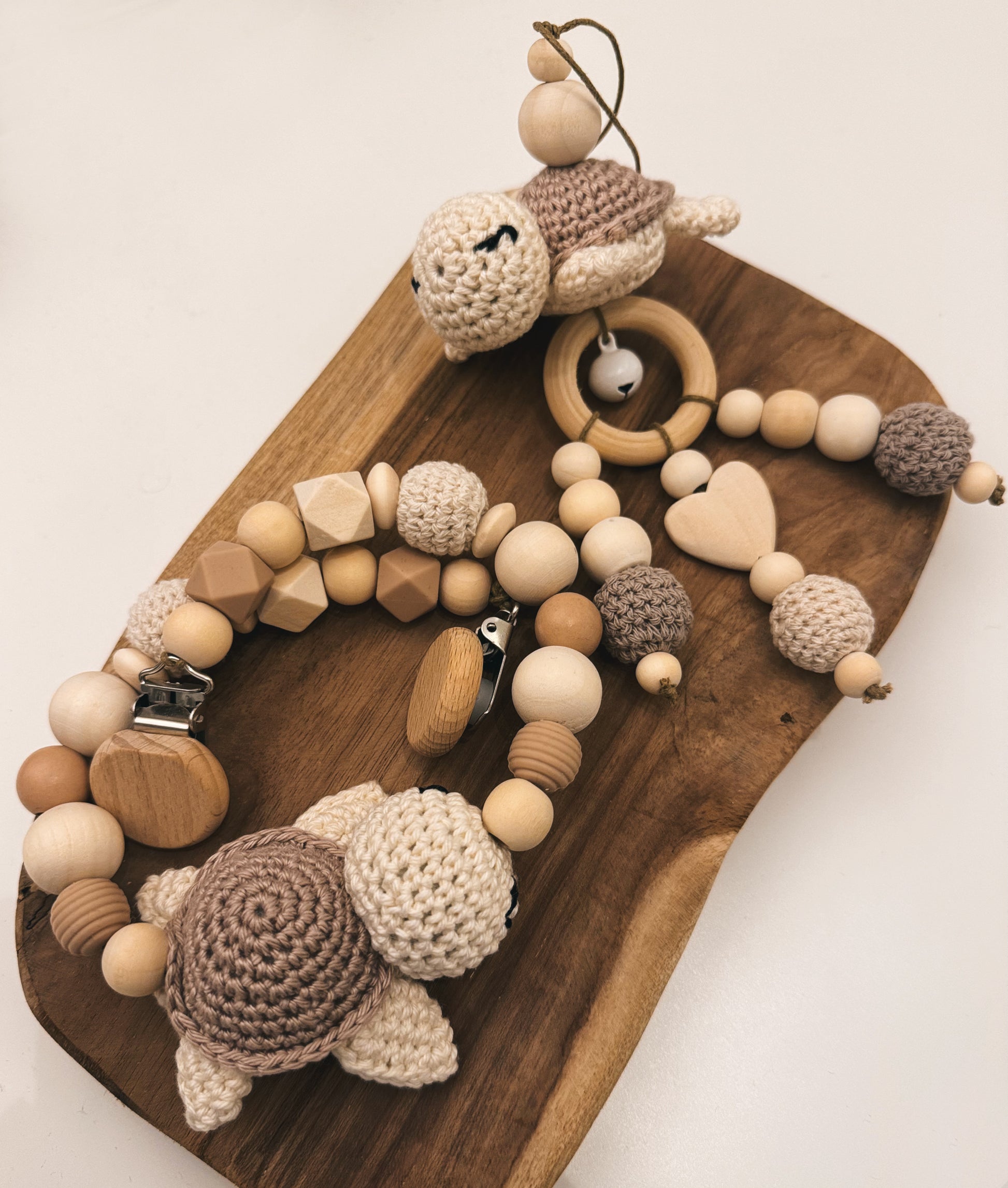 Geschenkset Baby zur Geburt oder Taufe Baby Mädchen Junge Kinderwagenkette Anhänger Spielbogen Babyschale gehäkelte Schildkröte aus Holzperlen Silikonperlen beige braun 