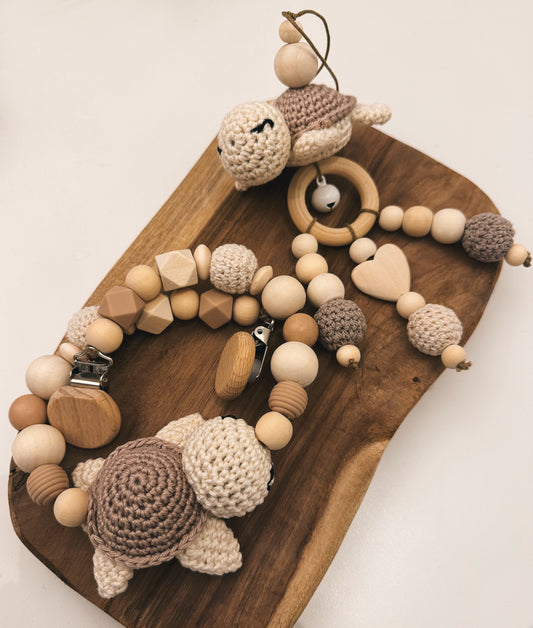 Geschenkset Baby zur Geburt oder Taufe Baby Mädchen Junge Kinderwagenkette Anhänger Spielbogen Babyschale gehäkelte Schildkröte aus Holzperlen Silikonperlen beige braun 