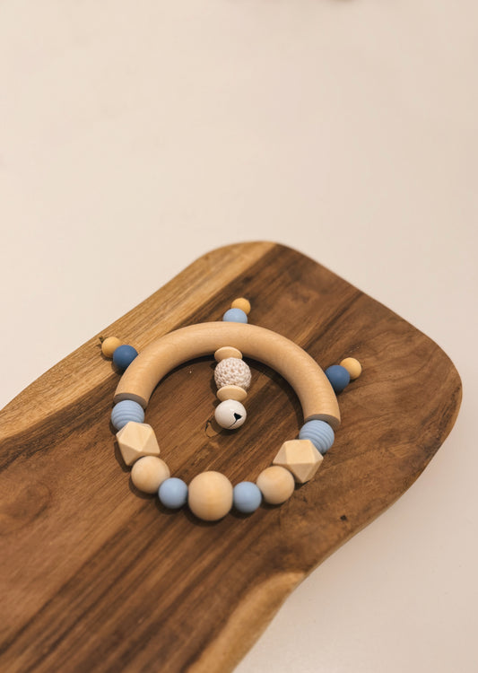 Greifring | Rassel mit Namen personalisierbar | Blau - handgemacht aus Holz- und Silikonperlen