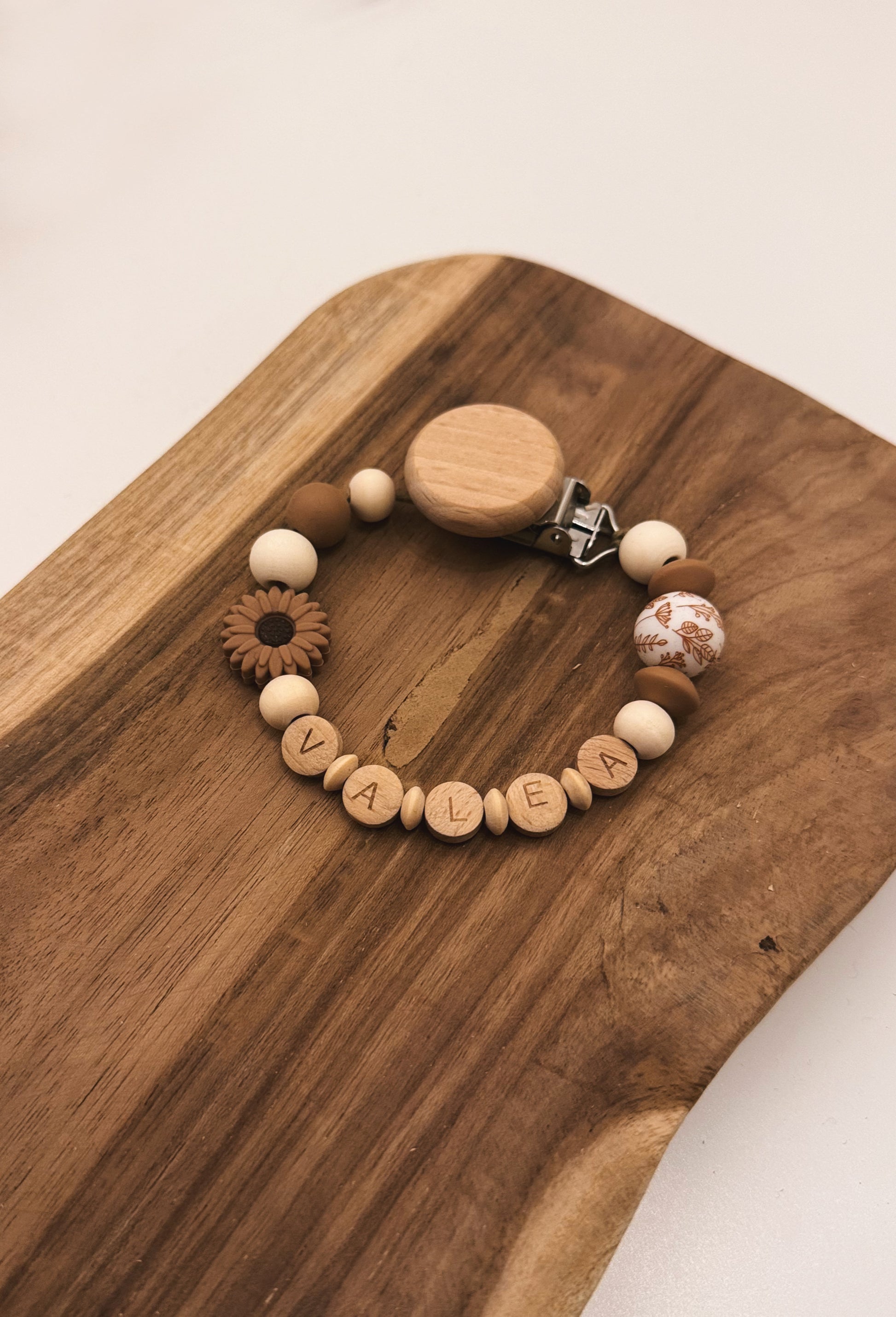 Schnullerkette Blume mit Namen personalisierbar Gesche n zur Geburt oder Taufe Junge Mädchen Baby aus Holzperlen Silikon Silikonring braun 