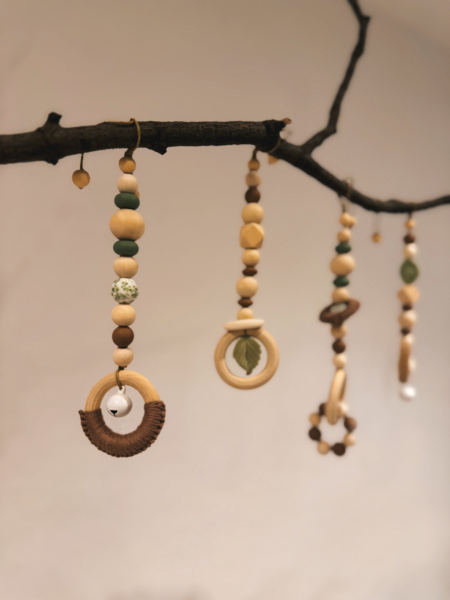 Anhänger für Spielbogen / Babyschale | Vogel | Blatt | gehäkelt | aus Holz