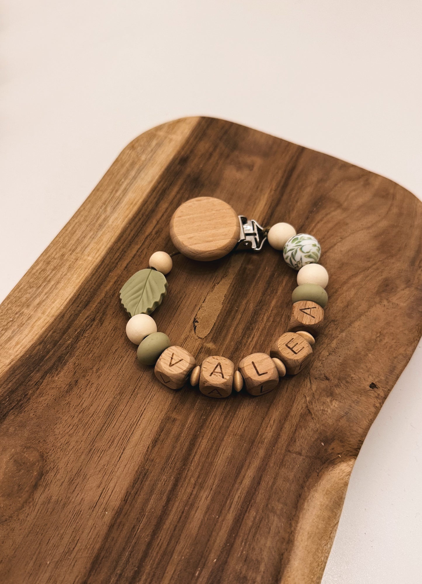Schnullerkette Blatt grün Lind floral mit Namen personalisierbar Geschenk zur Geburt oder Taufe Mädchen Junge Baby Silikonring aus Holzperlen 
