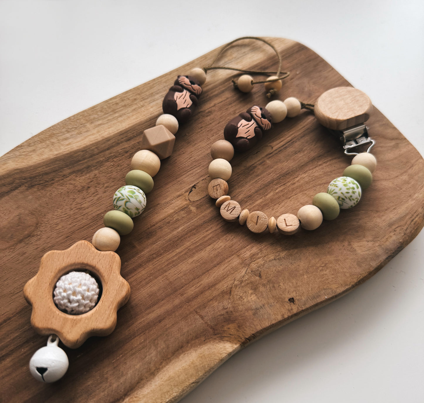 Otterliebe - Schnullerkette & Anhänger für Babyschale oder Spielbogen | aus Holz mit Namen personalisierbar | Otter
