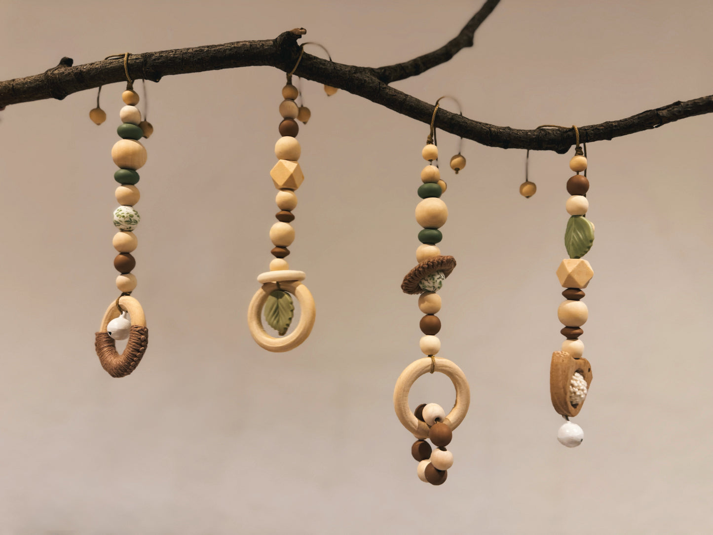 Anhänger für Spielbogen / Babyschale | Vogel | Blatt | gehäkelt | aus Holz