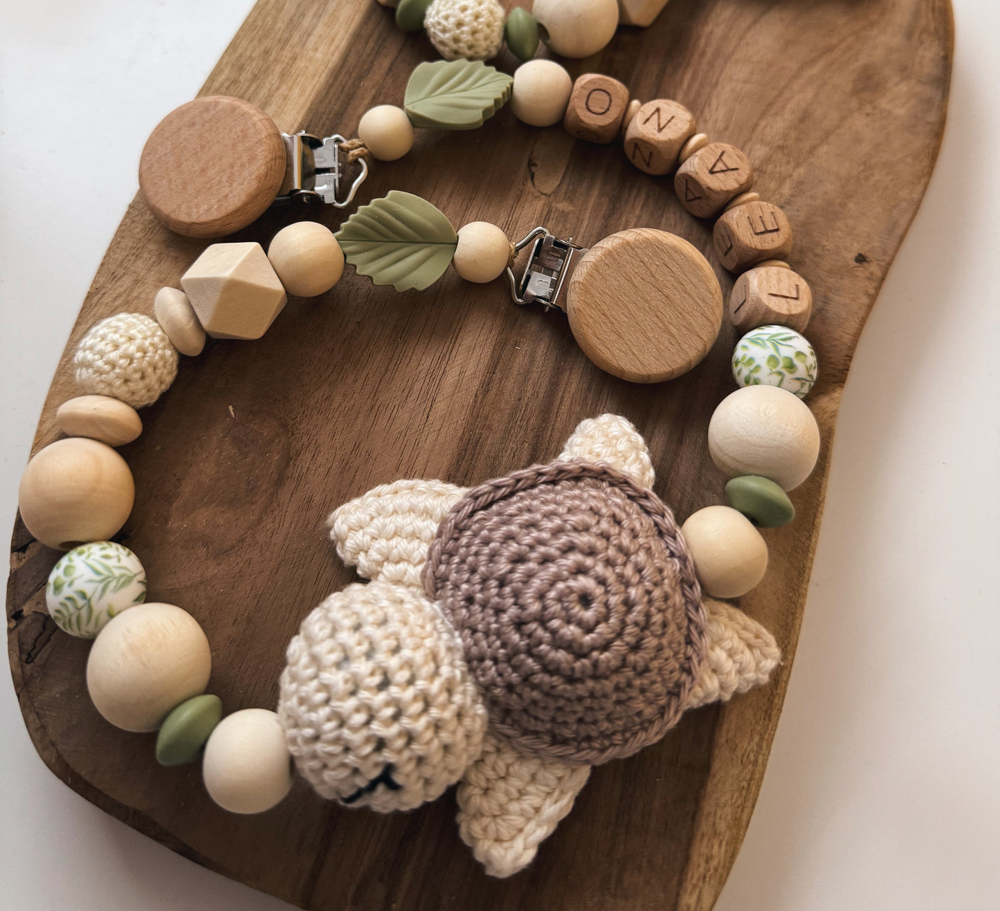 Schildkrötenglück - Kinderwagenkette, Greifring & Schnullerkette | Schildkröte | aus Holzperlen | gehäkelt | Lindgrün | Blätter | mit Namen personalisierbar