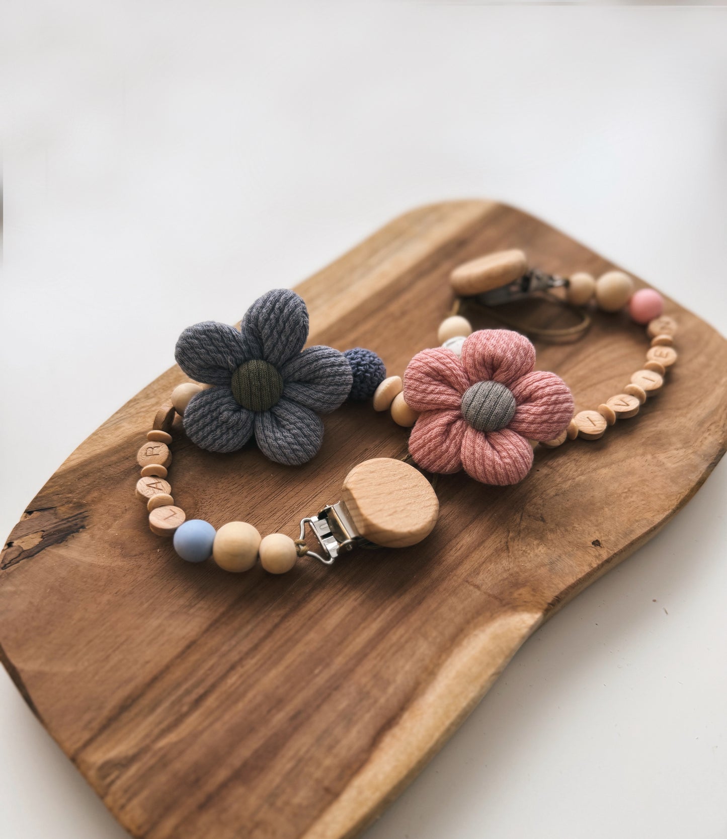 Schnullerkette mit Namen personalisierbar | aus Holz und Silikonperlen | BPA frei | Geschenk zur Geburt oder Taufe Junge Mädchen | Silikonring | Stoffblume | rosa blau grau 