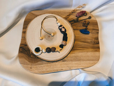 Babyschalenanhänger | Otter | aus Holz mit Namen personalisierbar