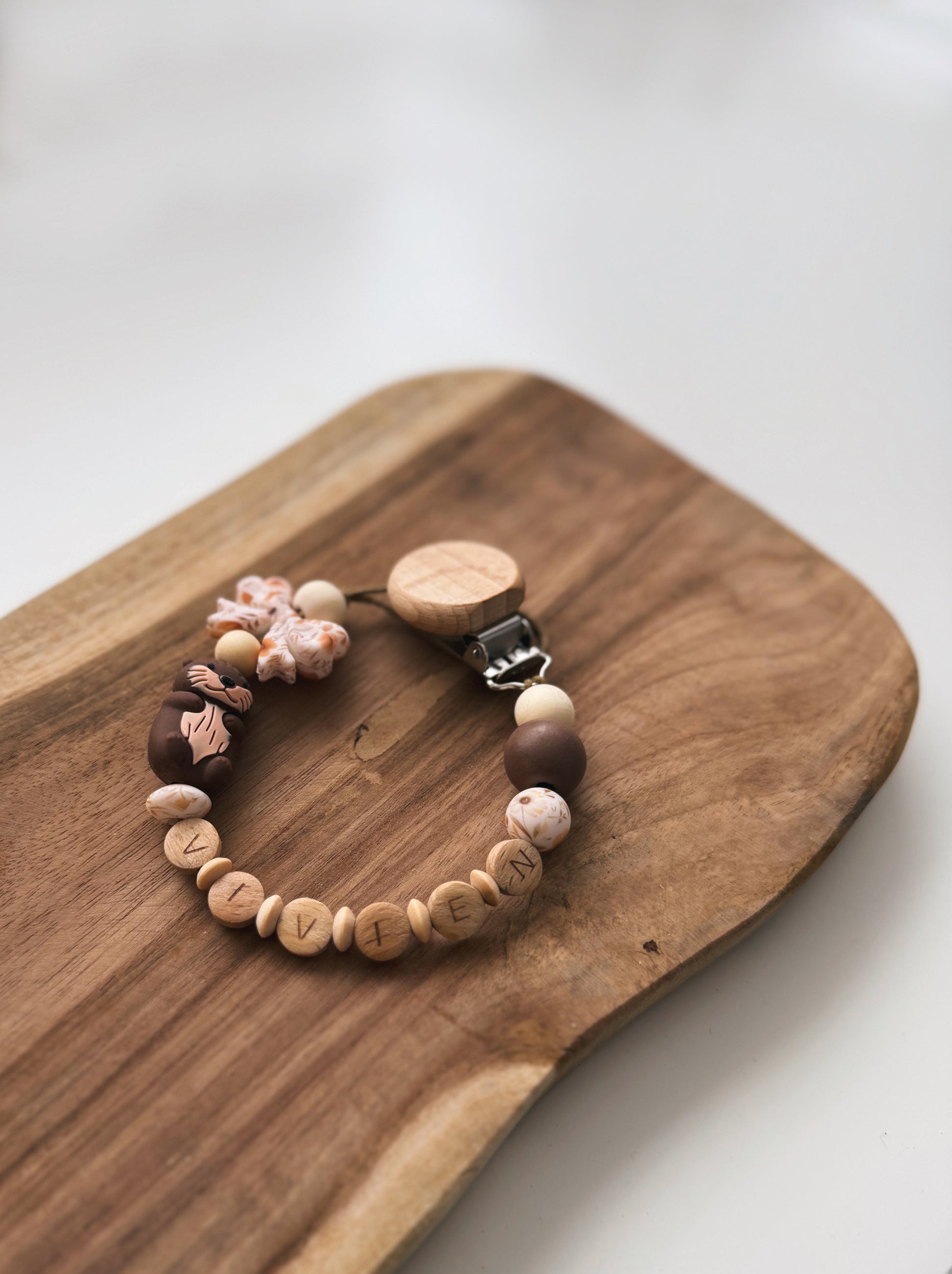Schnullerkette mit Namen personalisierbar, aus Holz und Silikonperlen, Otter, Schleife, Blumen , braun, Geschenk zur Geburt oder Taufe, Geschenkset Baby Mädchen 
