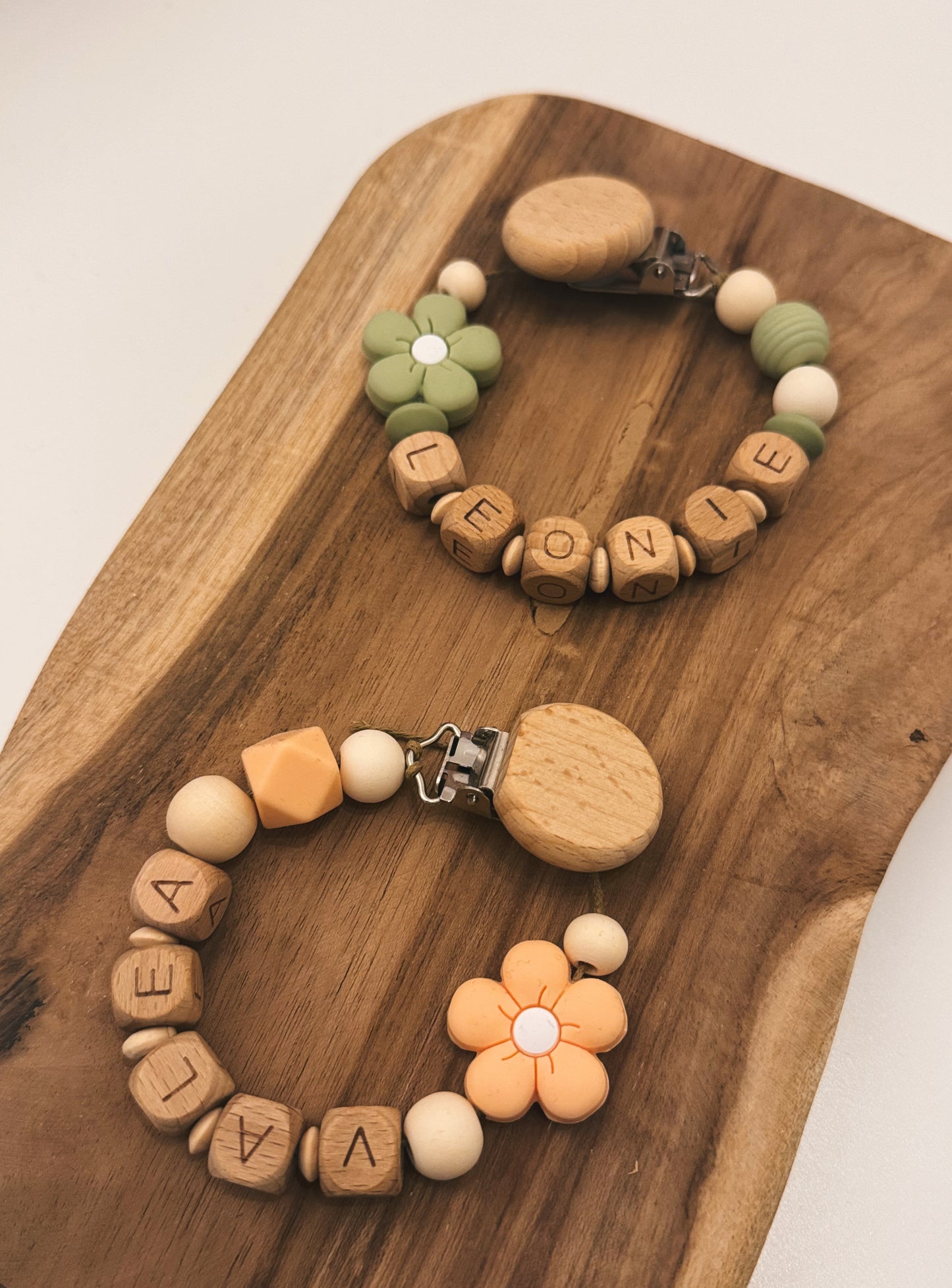 Schnullerkette handgemacht handmade Blume mit Namen personalisierbar Apricot Lind grün Geschenk zur Geburt oder Taufe Junge Mädchen Silikonring aus Holz und Silikonperlen 