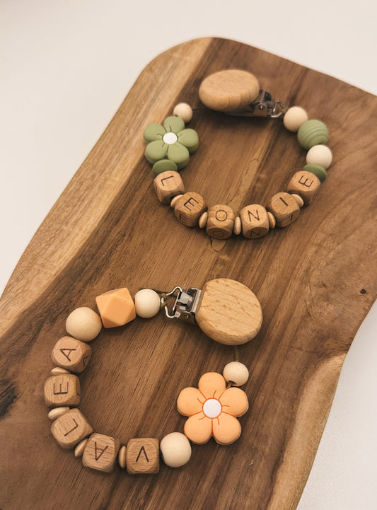 Schnullerkette handgemacht handmade Blume mit Namen personalisierbar Apricot Lind grün Geschenk zur Geburt oder Taufe Junge Mädchen Silikonring aus Holz und Silikonperlen 