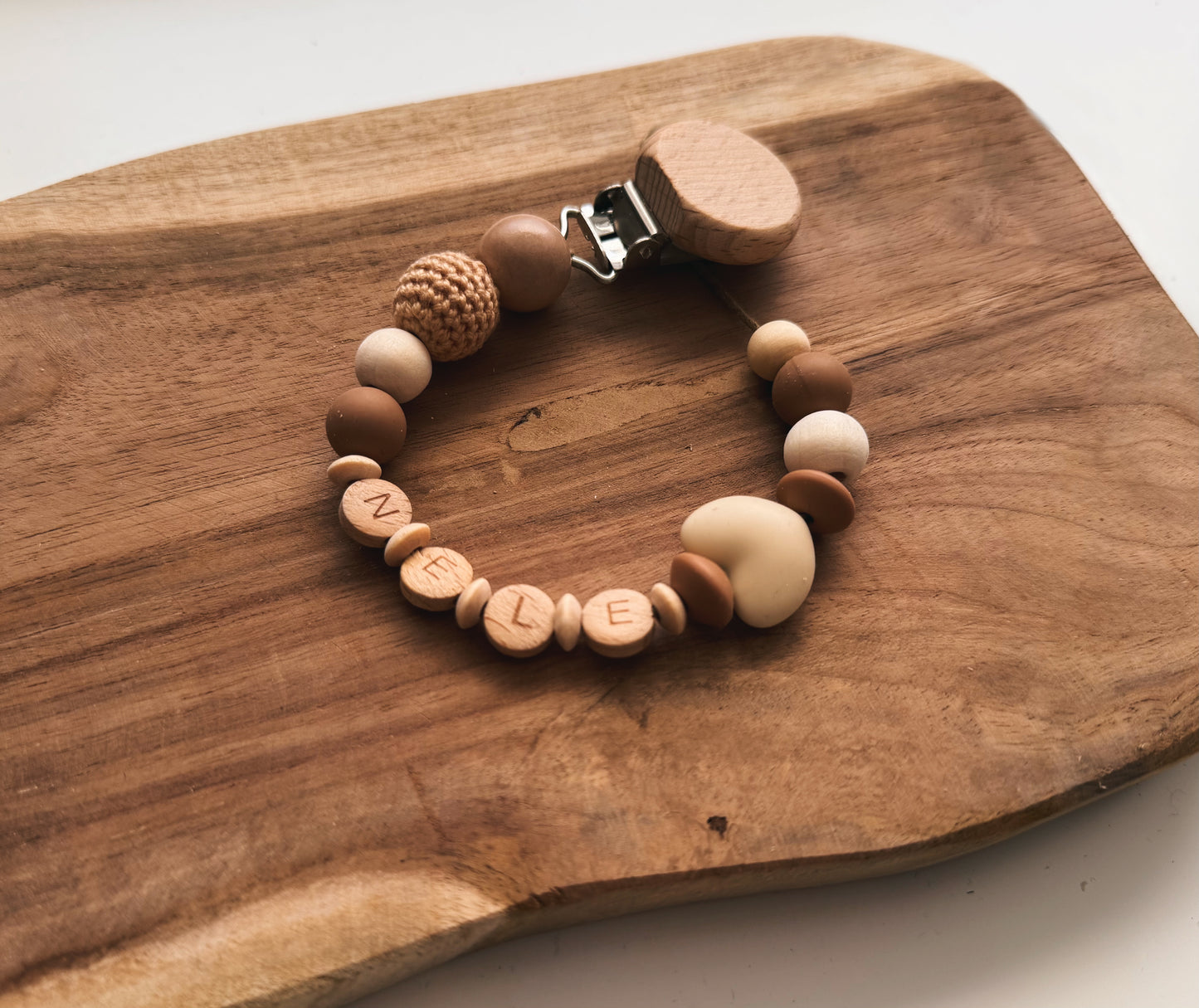 Schnullerkette mit Namen personalisierbar, aus Holz und Silikonperlen, häkelperlen, Geschenk zur Taufe oder Geburt, Geschenkset Baby, Herz 
