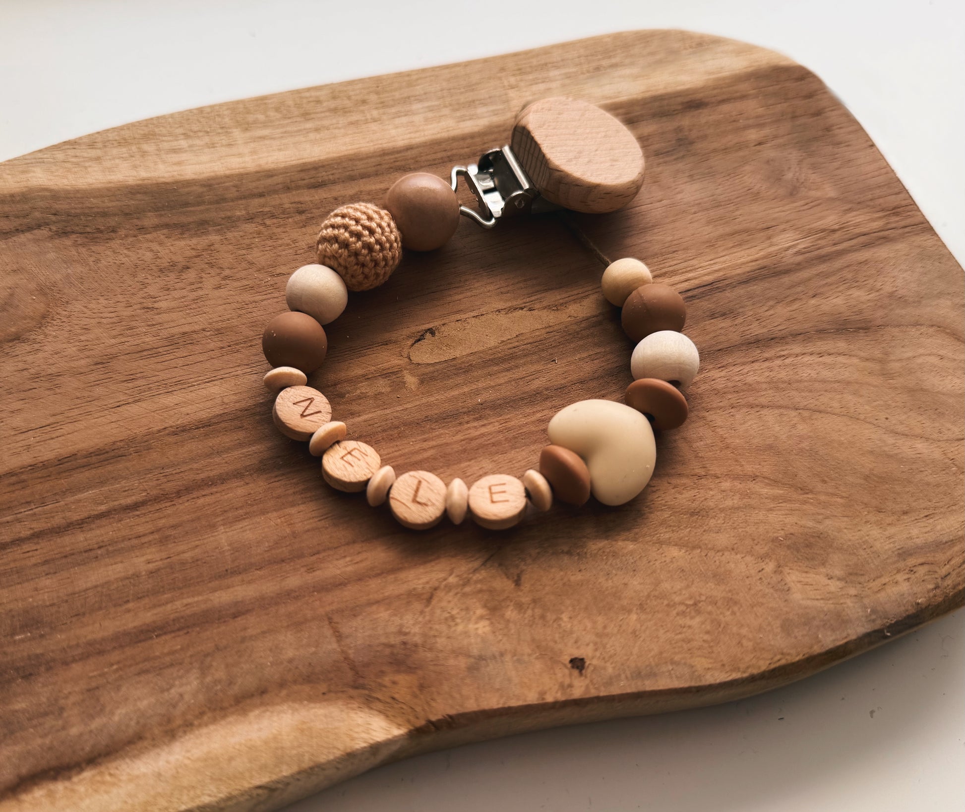 Schnullerkette mit Namen personalisierbar, aus Holz und Silikonperlen, häkelperlen, Geschenk zur Taufe oder Geburt, Geschenkset Baby, Herz 