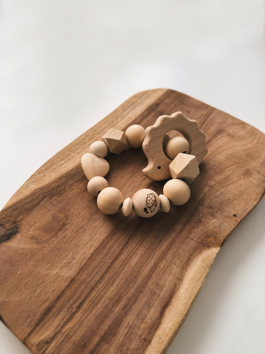Greifring aus unbehandelten Holz mit Igel | Geschenk zur Geburt oder Taufe junge Mädchen greifling Rassel 