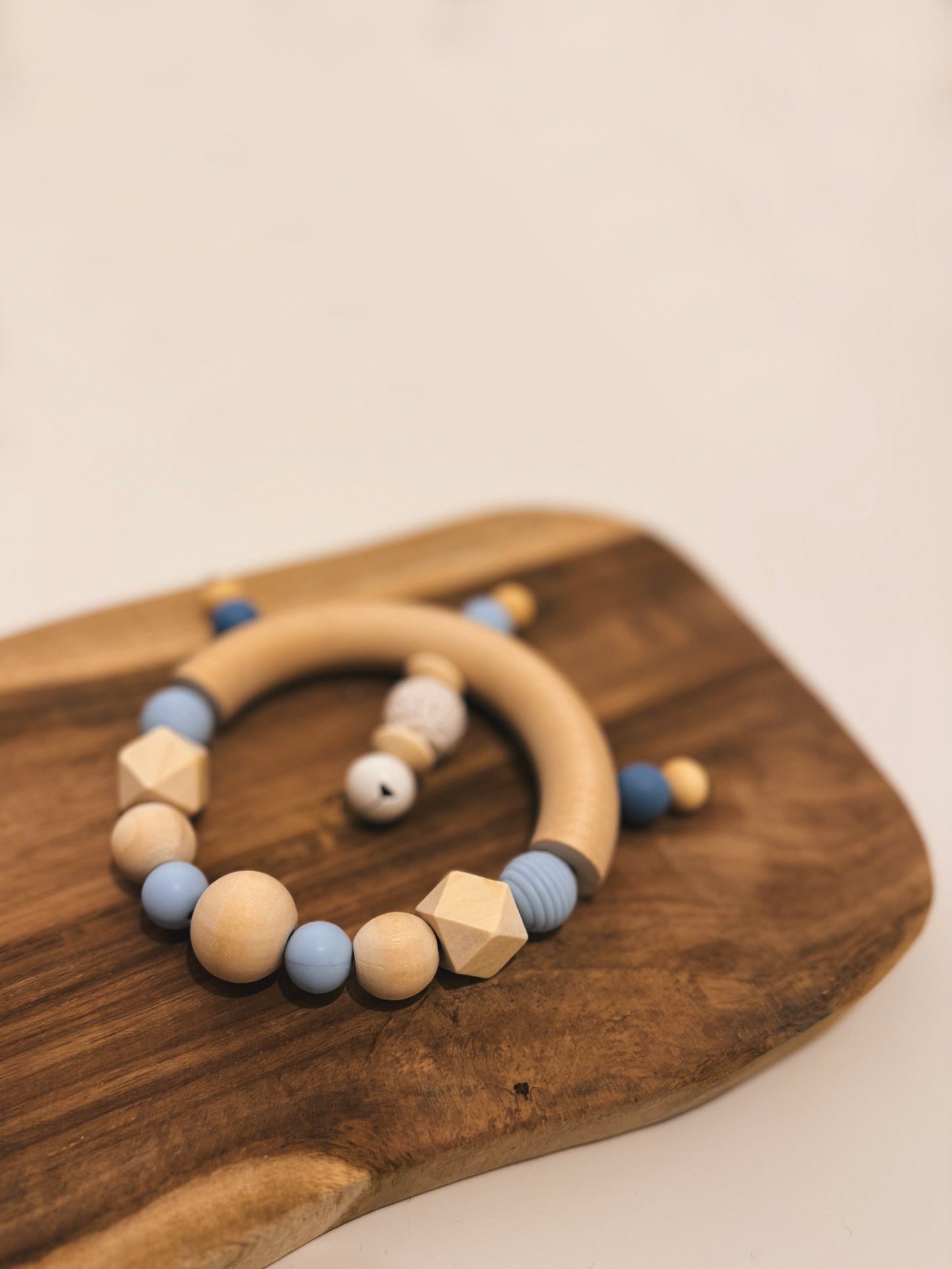 Greifring | Rassel mit Namen personalisierbar | Blau - handgemacht aus Holz- und Silikonperlen