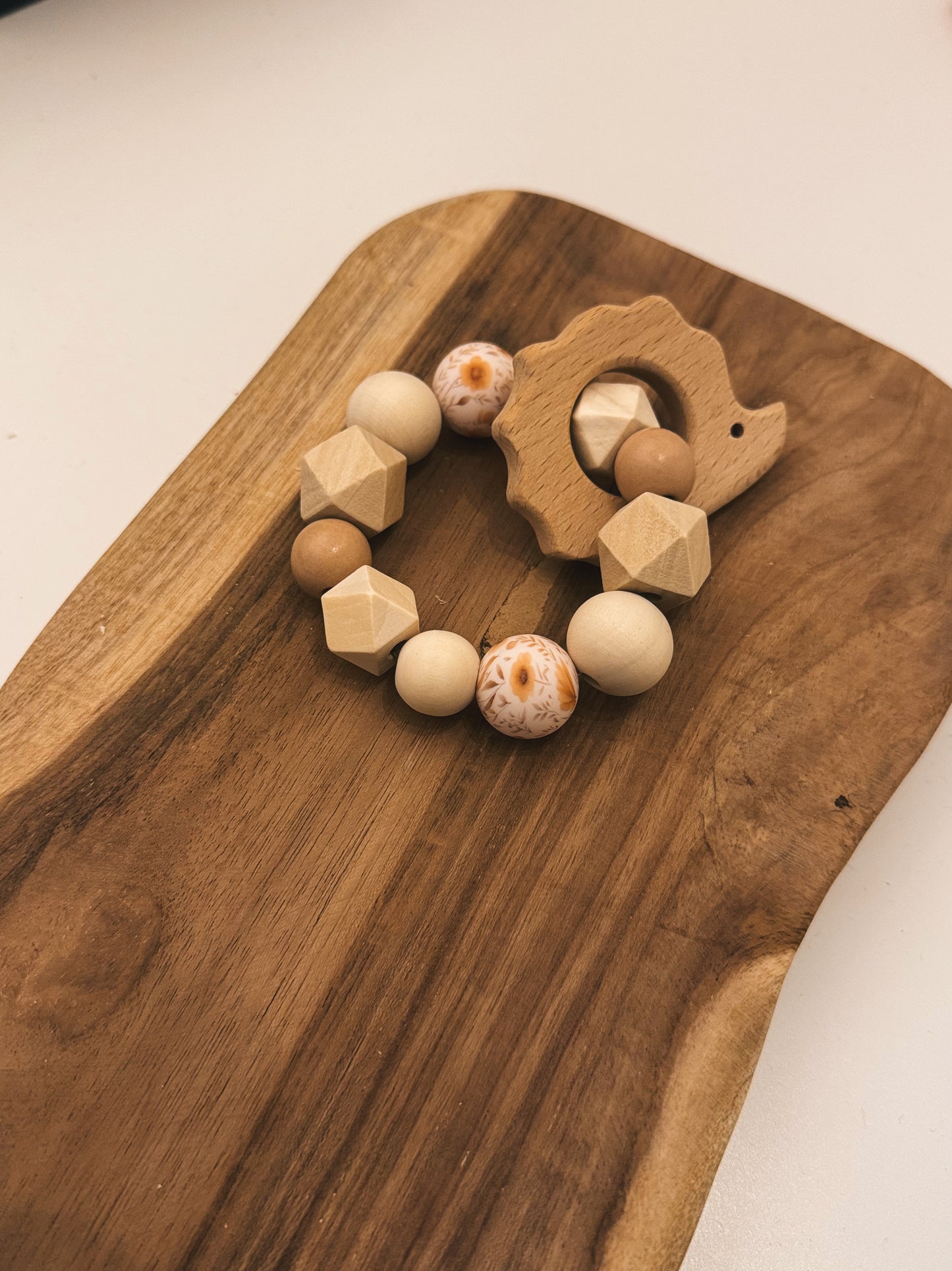 Greifring | Rassel mit Feldblumen - mit Holztier handgemacht aus Holz- und Silikonperlen