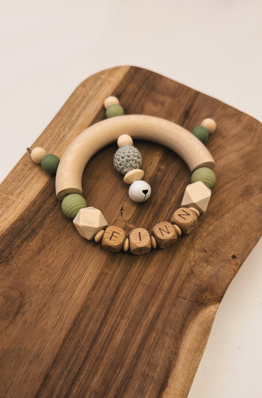 Greifring greifling Rassel Lind grün mit Name personalisierbar Glocke Holzperlen 