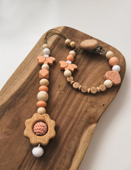 Geschenkset Baby Junge Mädchen Blume Herz Apricot Silikonring aus Holz und Silikonperlen Geschenk zur Taufe oder Geburt Schnullerkette und Anhänger für Babyschale oder Spielbogen 