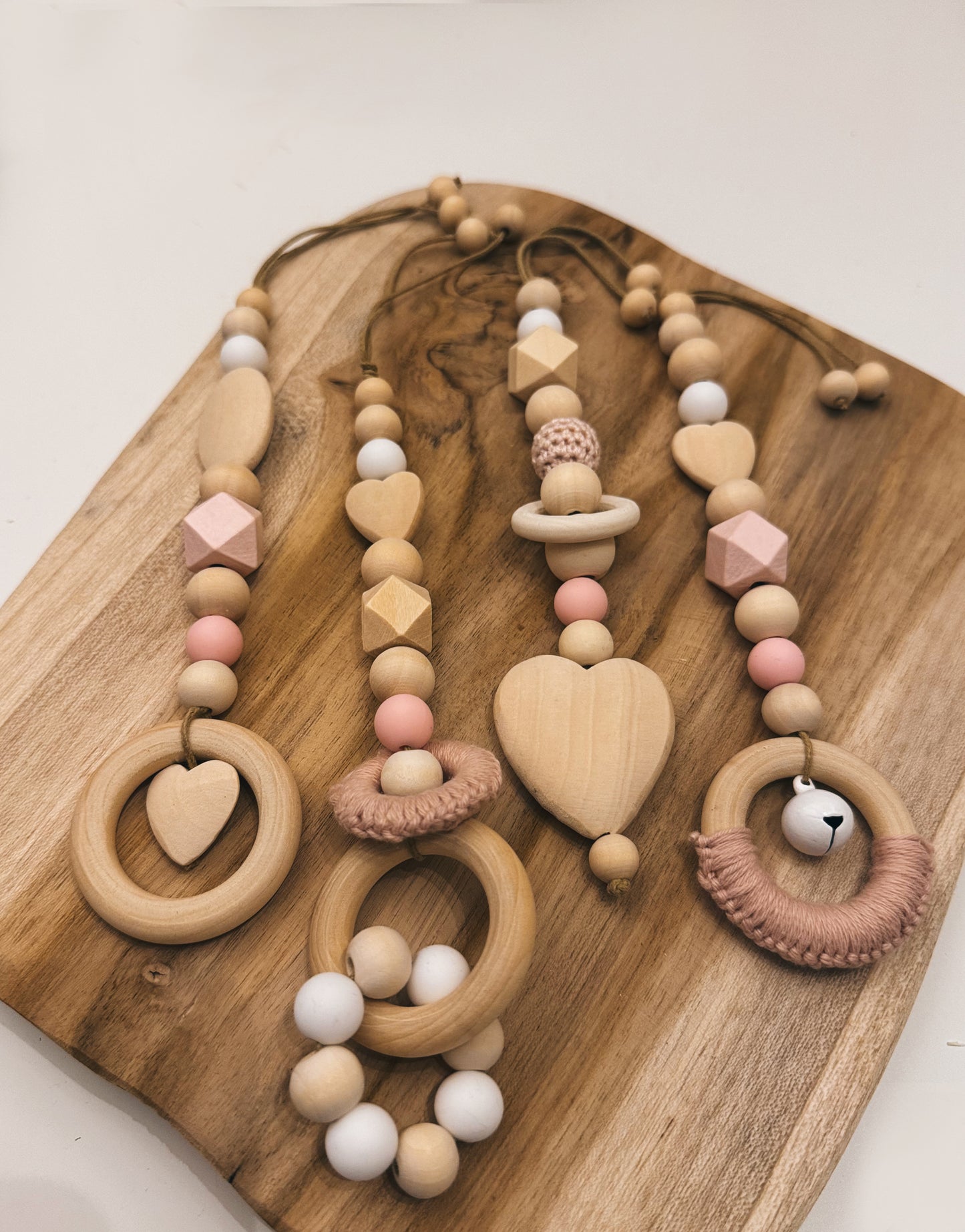 Anhänger für Spielbogen oder Babyschale Herz Glocke gehäkelt rosa Silikon Holzperlen handgemacht Geschenkset Baby Mädchen Geschenk zur Geburt oder Taufe 