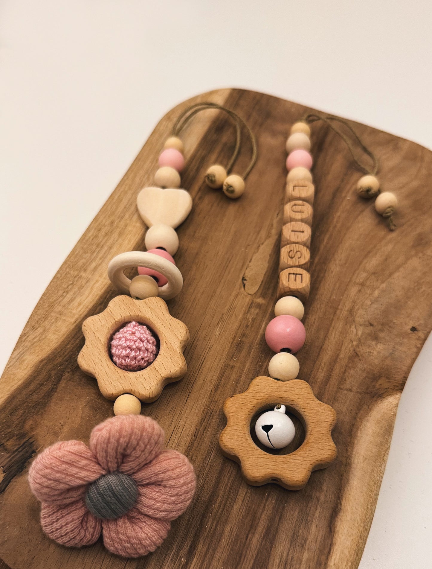 Spielbogen Babyschalen Anhänger handgemacht aus Holz und Silikonperlen mit stoffblume und Glocke rosa Geschenkset mit Namen Namen personalisierbar Baby Mädchen zur Geburt oder Taufe 
