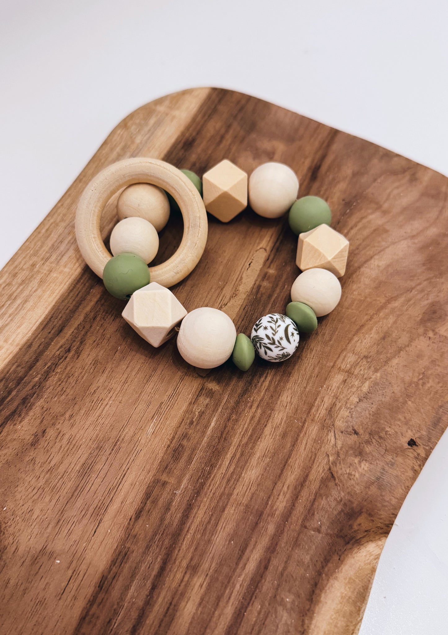 Schnullerkette, Greifring & Anhänger für Spielbogen/Babyschale Blätter | Grün - mit Namen personalisierbar