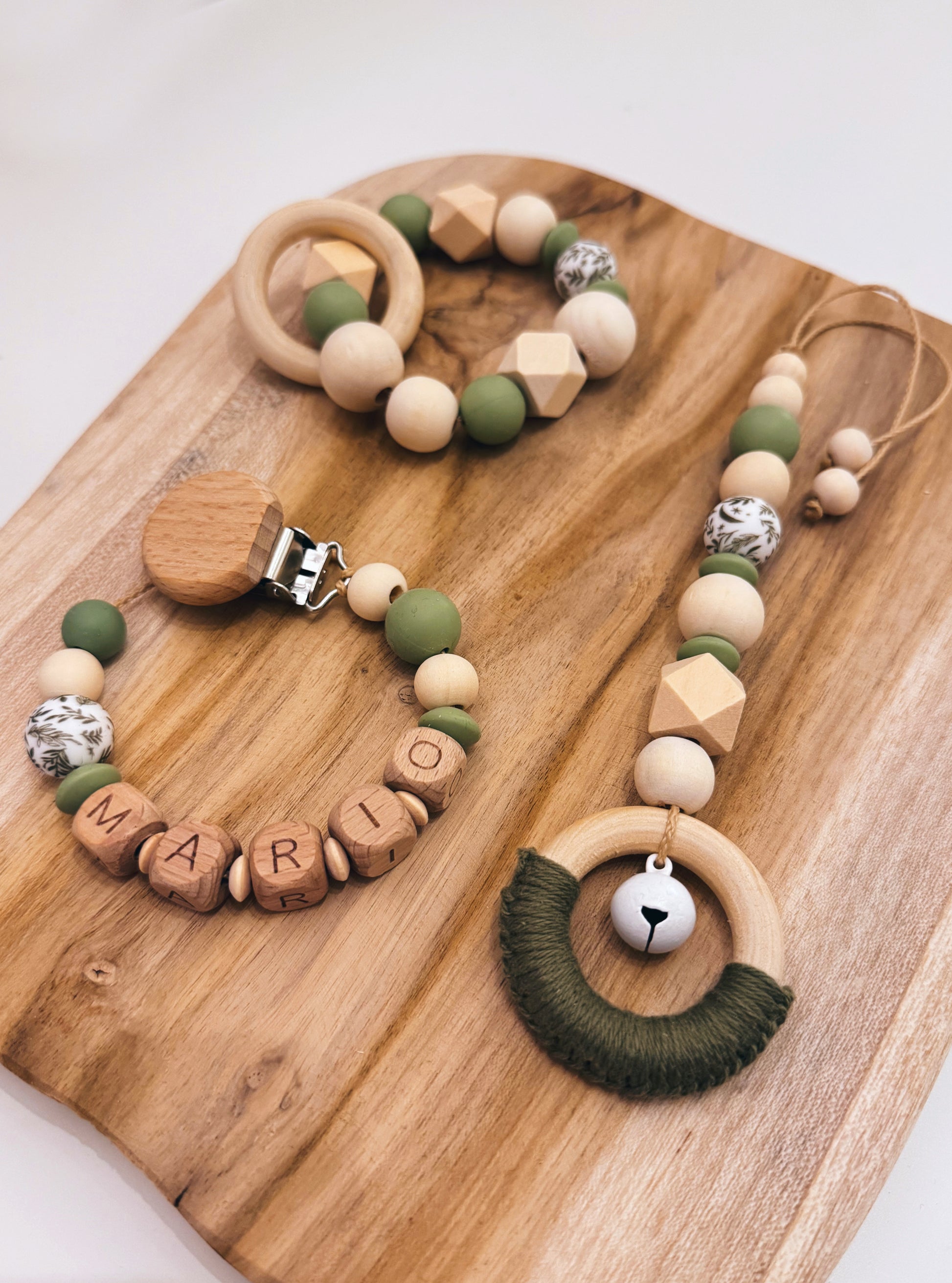 Geschenkset Baby zur Geburt oder Taufe Mädchen Junge Schnullerkette Anhänger für Spielbogen oder Babyschale greifring greifling Rassel grün gehäkelt mit Namen personalisierbar Blätter Silikon und Holzperlen Silikonring 