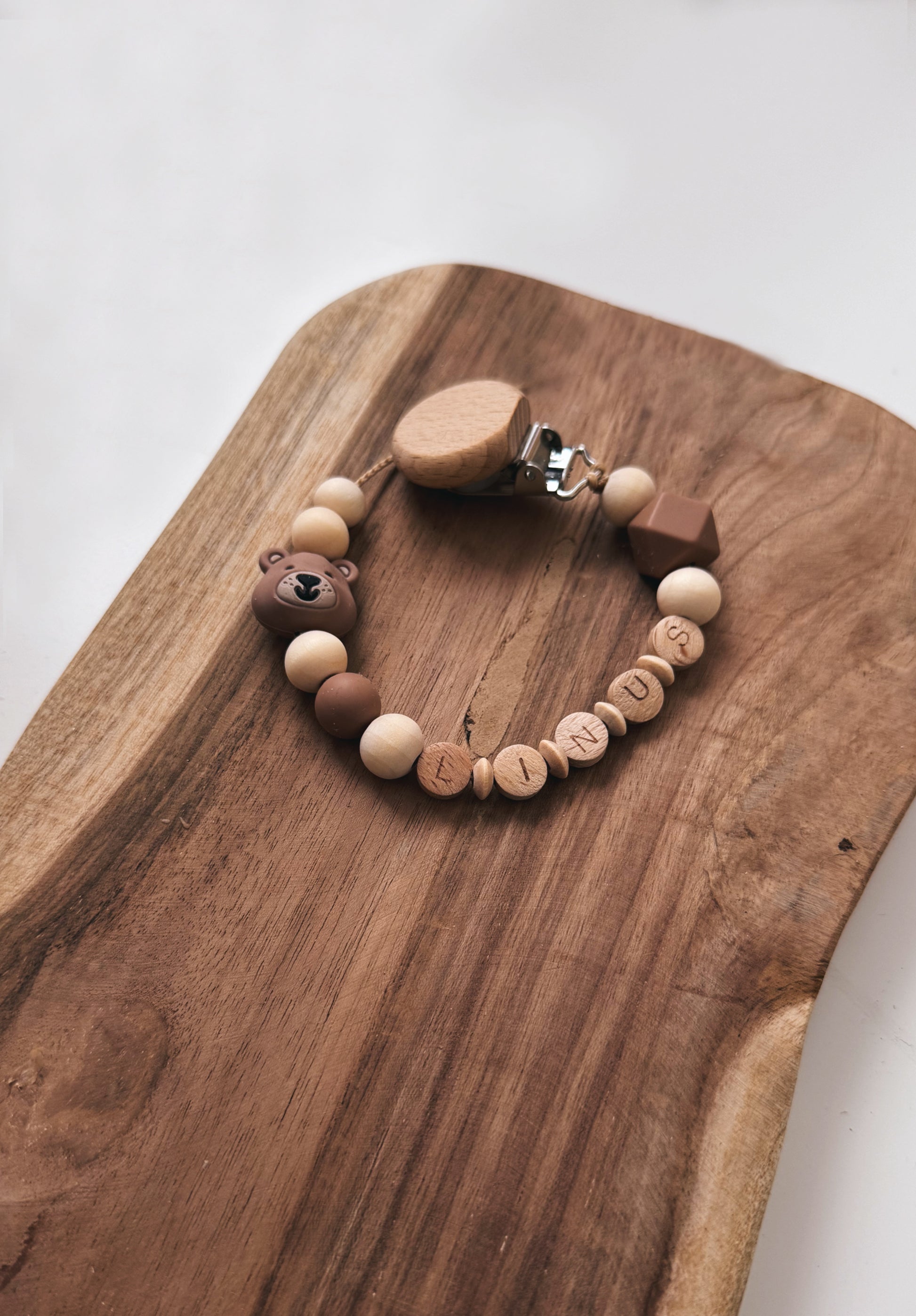 Schnullerkette Bär mit Namen personalisierbar aus Holz und Silikonperlen Geschenk zur Geburt oder Taufe Mädchen Junge Baby Silikonring braun 