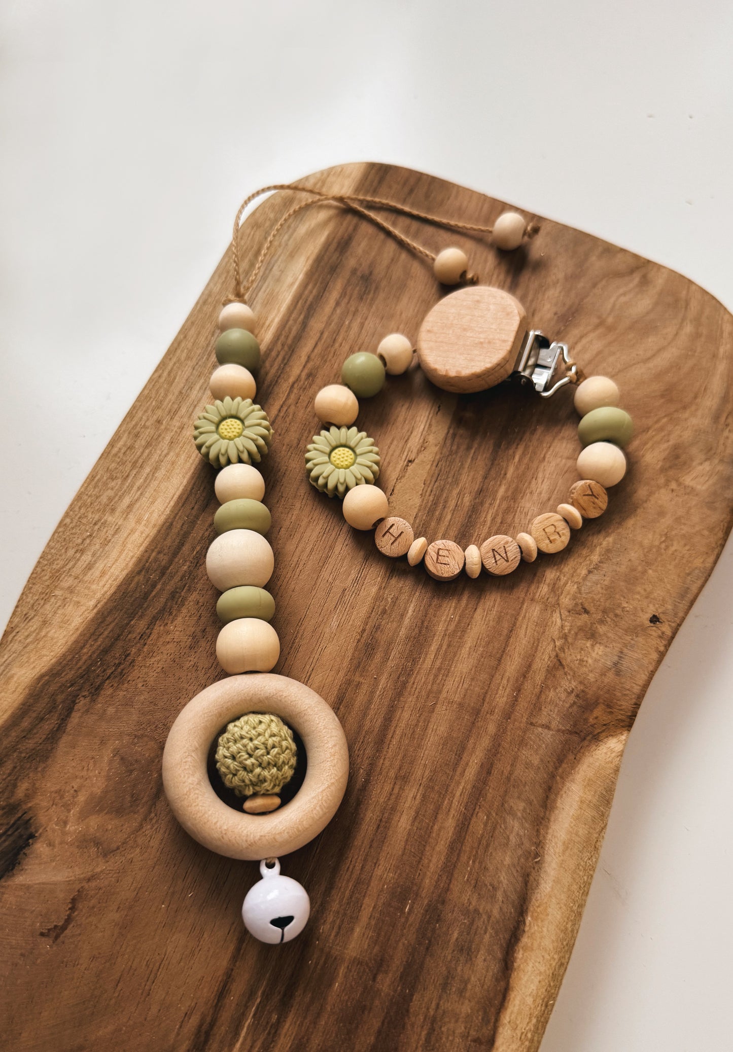 Geschenkset Baby Mädchen Junge  grün Lind Blume Schnullerkette Anhänger für Babyschale oder Spielbogen mit Glocke Silikonring Geschenk zur Geburt 