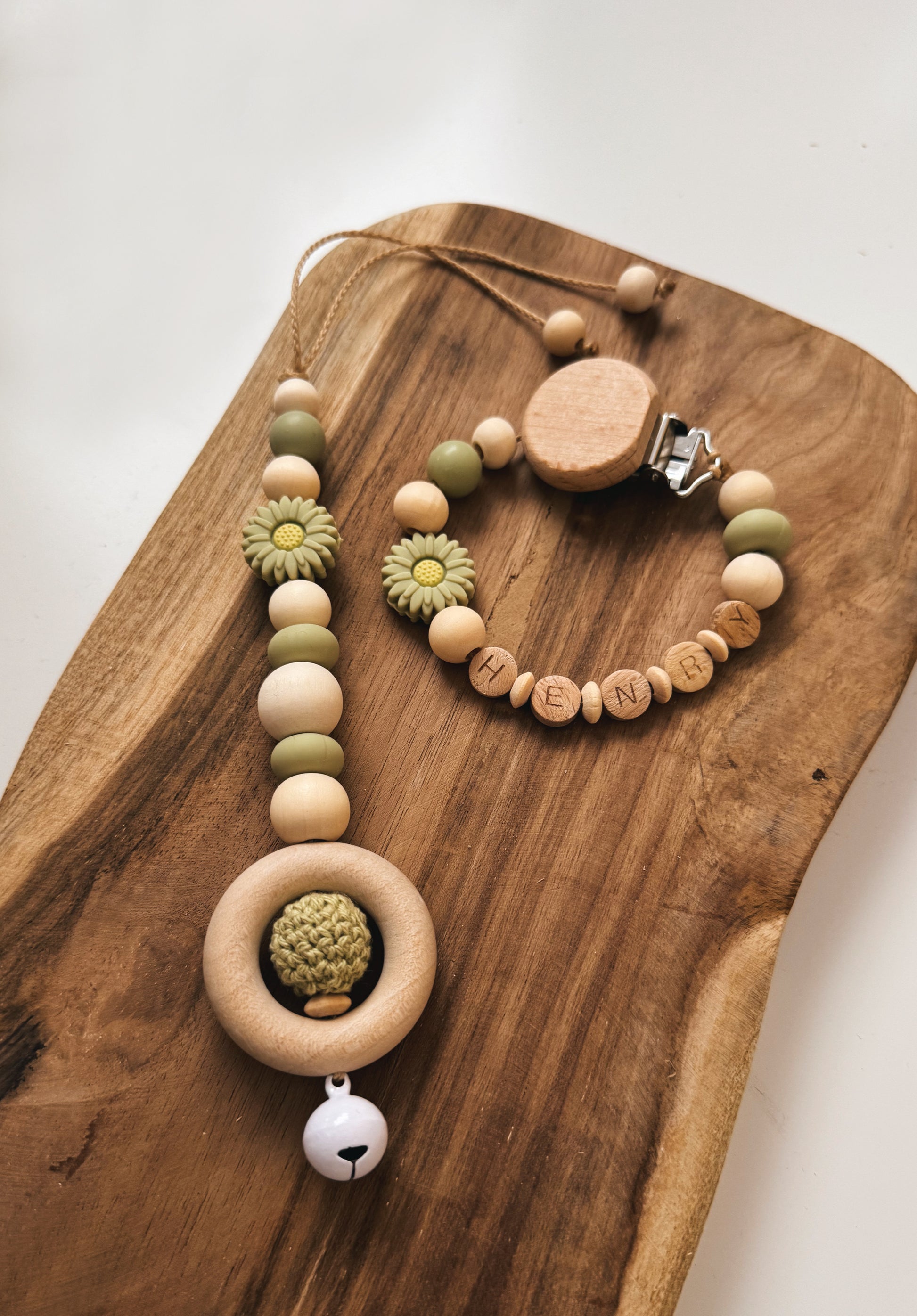 Geschenkset Baby Mädchen Junge  grün Lind Blume Schnullerkette Anhänger für Babyschale oder Spielbogen mit Glocke Silikonring Geschenk zur Geburt 