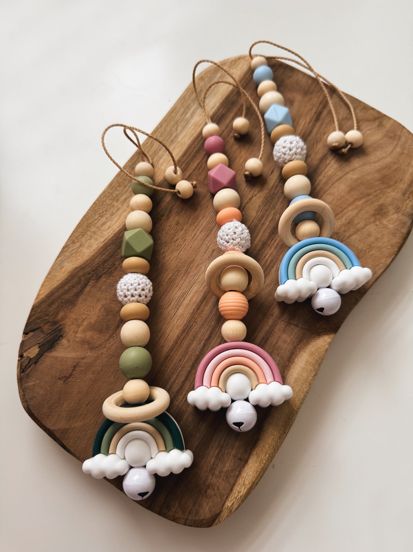 Anhänger für Spielbogen oder Babyschale Geschenk zur Geburt oder Taufe Junge Baby Mädchen Glocke grün pink Apricot rosa hellblau blau 