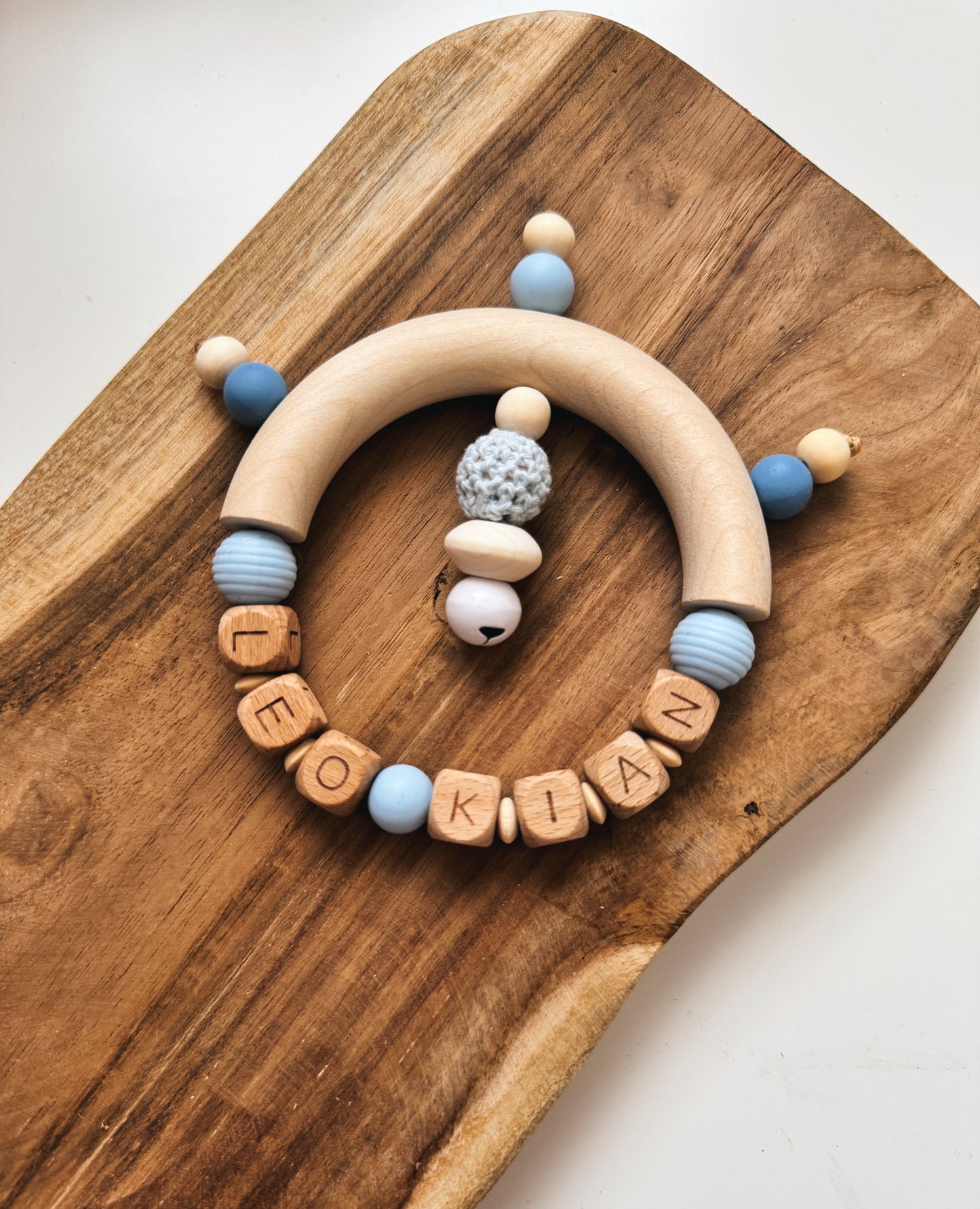 Greifring | Rassel mit Namen personalisierbar | Blau - handgemacht aus Holz- und Silikonperlen