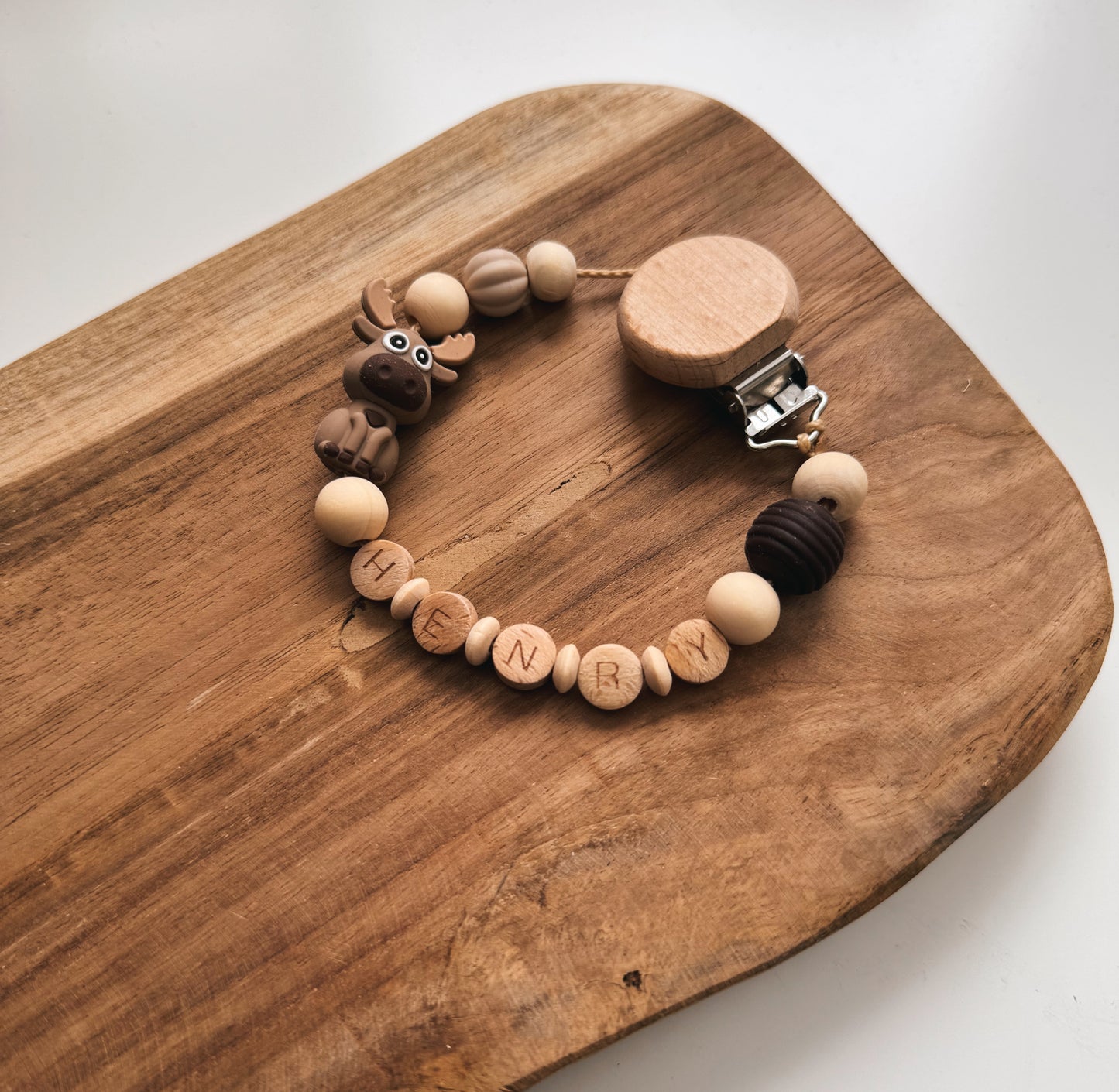 Schnullerkette mit Namen personalisierbar, aus Holz und Silikonperlen, Elch, Geschenk zur Taufe oder Geburt, Geschenkset Baby, braun 