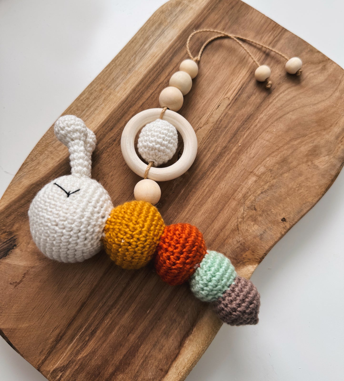 Wiesenzauber - Kinderwagenkette, Rassel, Anhänger für Spielbogen & Schnullerkette | mit gehäkelter Raupe | aus Holzperlen | gehäkelt