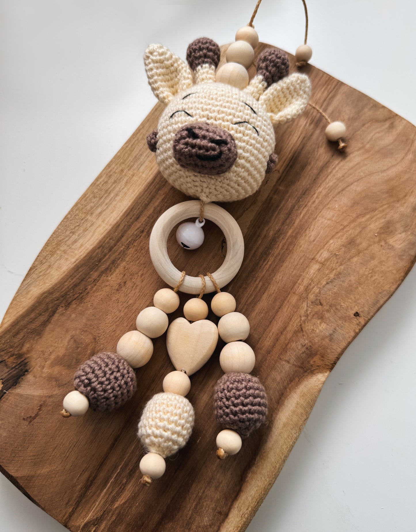 Safari Zauber - Kinderwagenkette, Rassel, Anhänger für Spielbogen & Schnullerkette | mit gehäkelter Giraffe | aus Holzperlen | gehäkelt