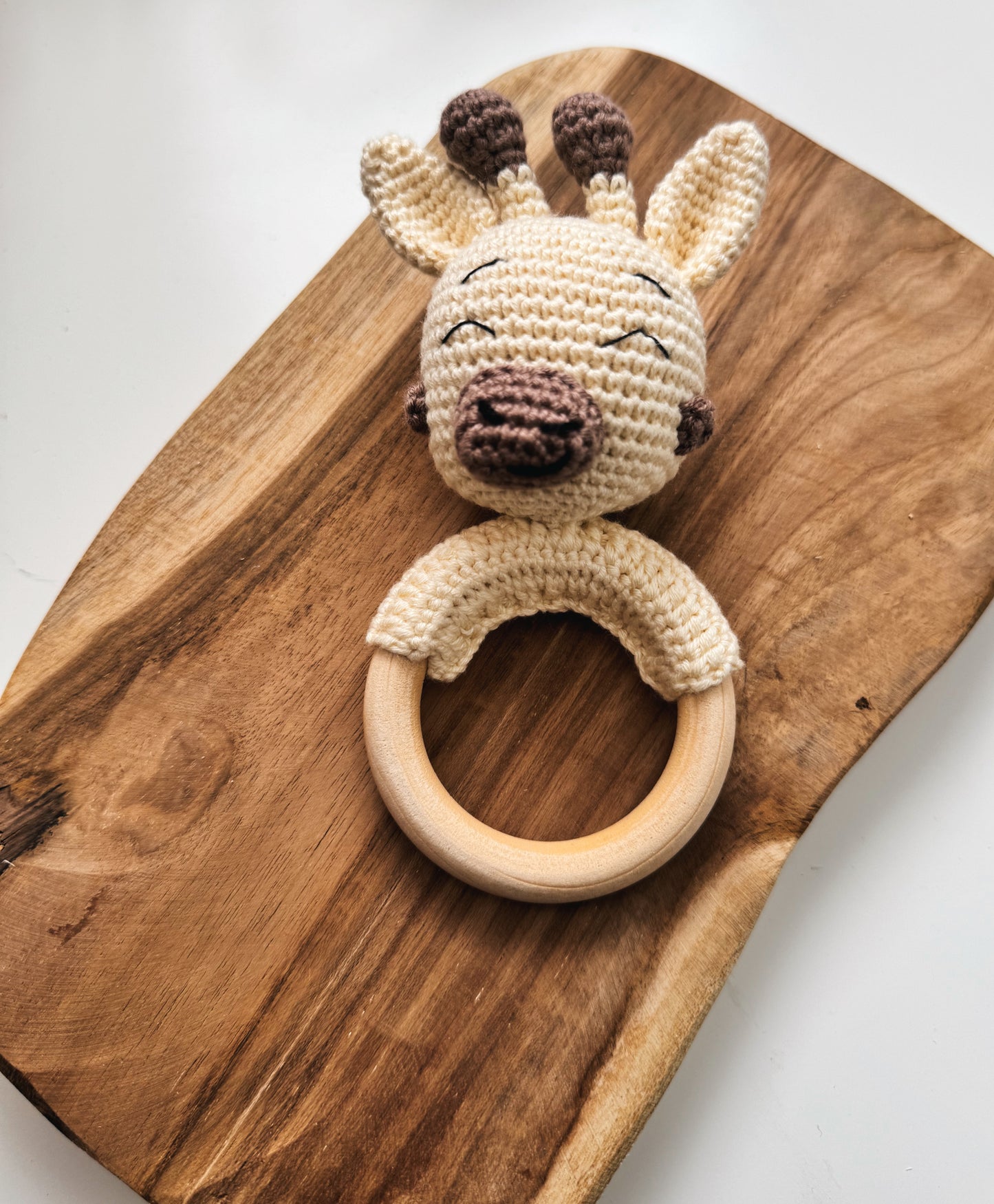 Safari Zauber - Kinderwagenkette, Rassel, Anhänger für Spielbogen & Schnullerkette | mit gehäkelter Giraffe | aus Holzperlen | gehäkelt