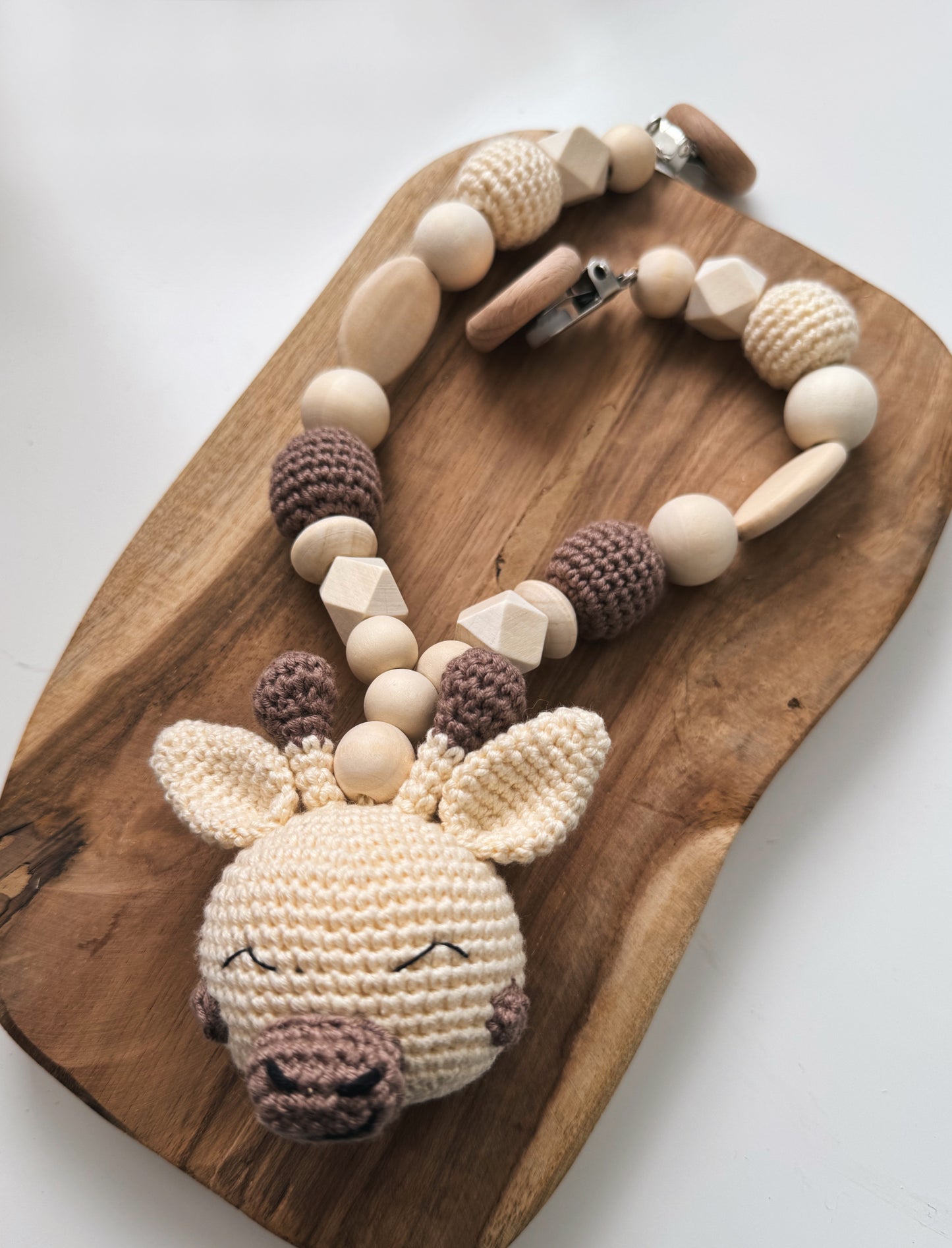 Safari Zauber - Kinderwagenkette, Rassel, Anhänger für Spielbogen & Schnullerkette | mit gehäkelter Giraffe | aus Holzperlen | gehäkelt