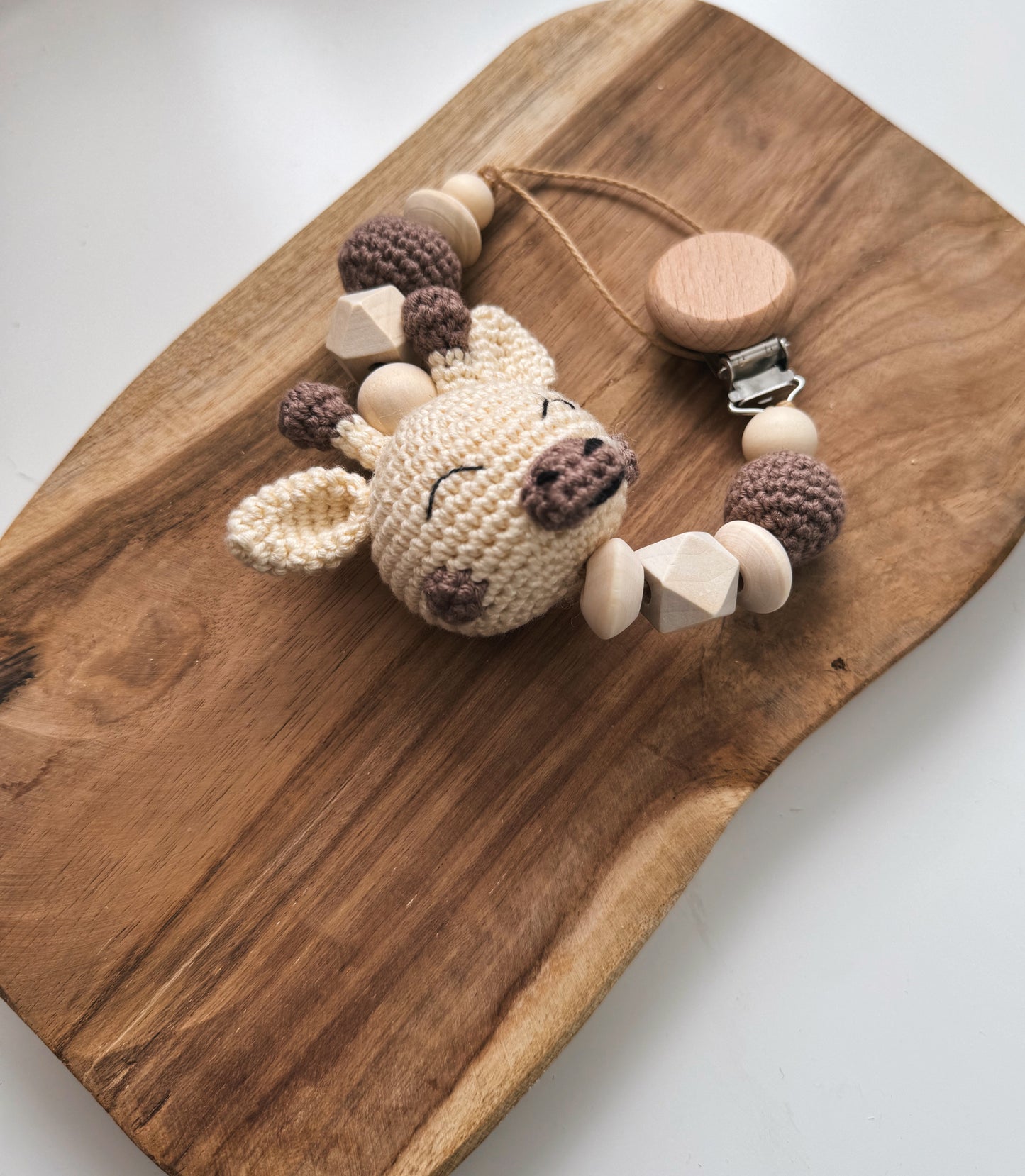 Safari Zauber - Kinderwagenkette, Rassel, Anhänger für Spielbogen & Schnullerkette | mit gehäkelter Giraffe | aus Holzperlen | gehäkelt
