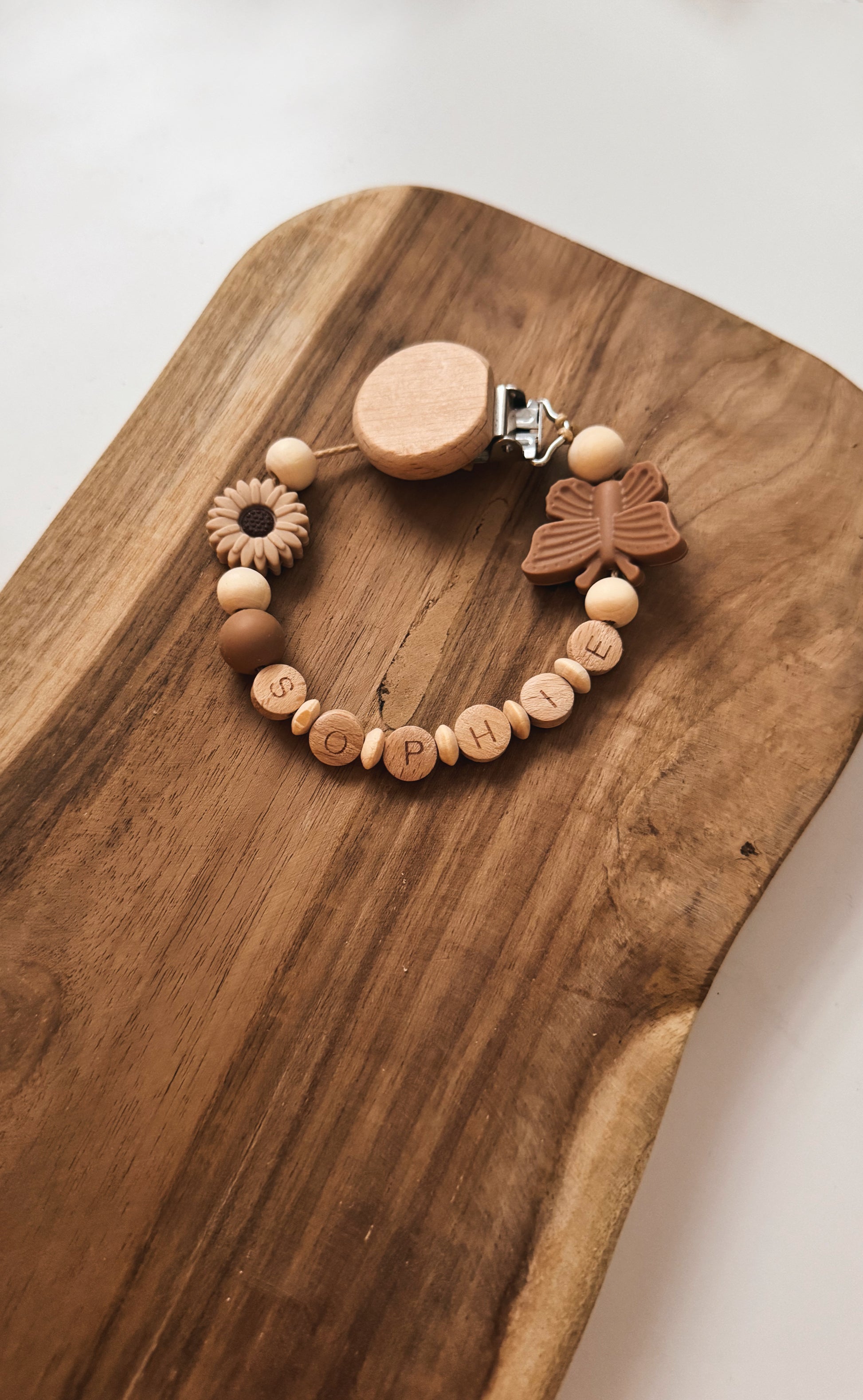 Schnullerkette mit Namen Personalisierbar Schmetterling Blume braun beige Geschenk zur Geburt oder Taufe Mädchen Junge Baby Silikonring Holzperlen 