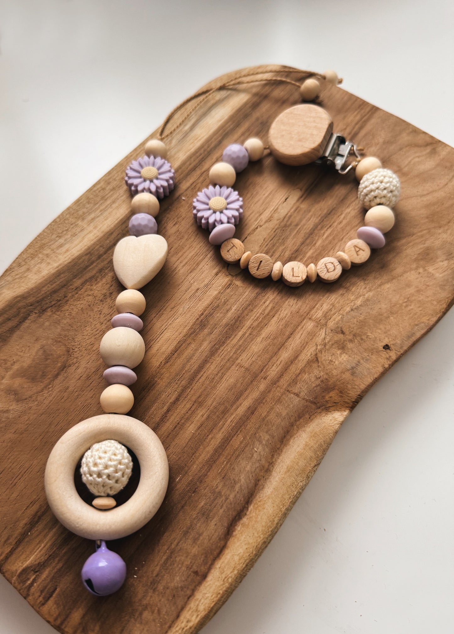 Blütenzauber - Schnullerkette & Anhänger für Spielbogen/Babyschale mit Blume - mit Namen personalisierbar | lila