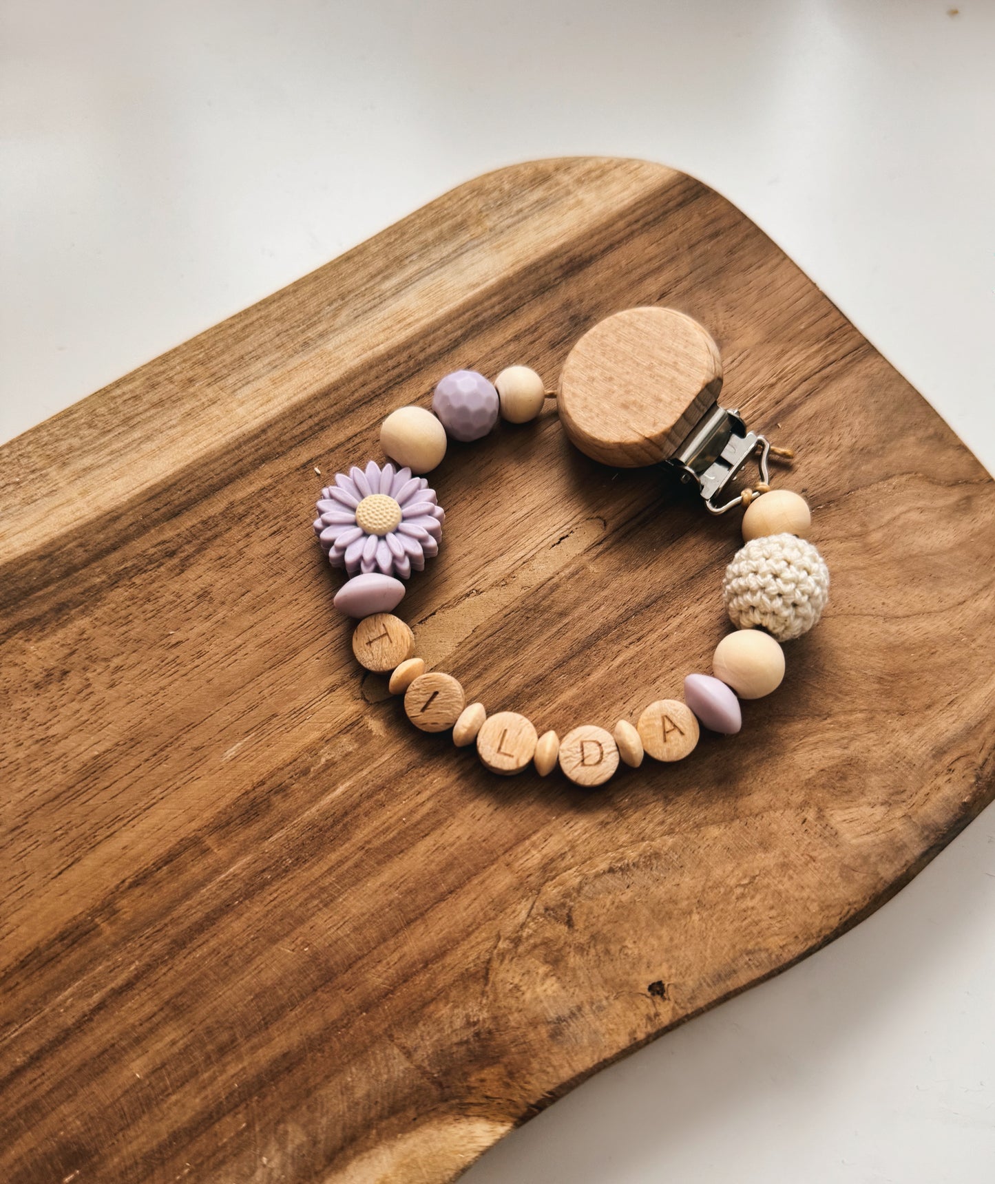 Blütenzauber - Schnullerkette & Anhänger für Spielbogen/Babyschale mit Blume - mit Namen personalisierbar | lila