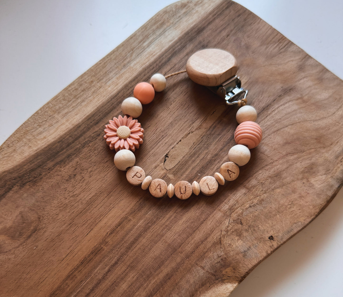 Blütenzauber- Schnullerkette & Anhänger für Spielbogen/Babyschale mit Blume - mit Namen personalisierbar | Apricot